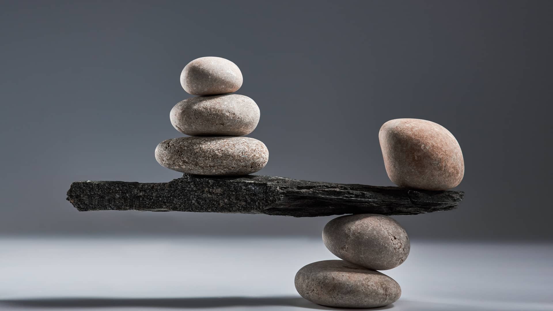 balanza hecha de piedras y madera que representa las criptomonedas balancer