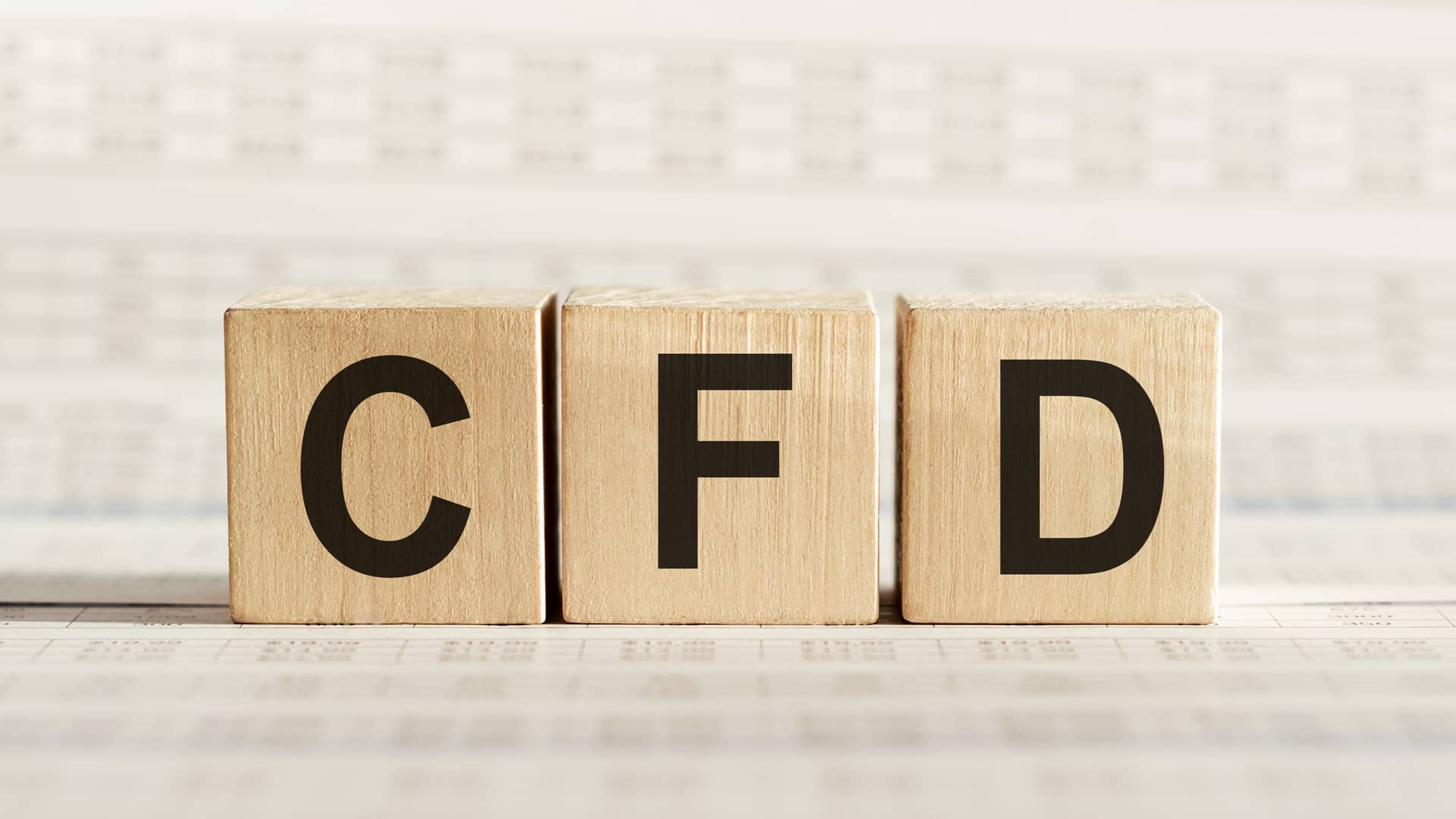 Cubos de madera formando la palabra de la criptomoneda CFD