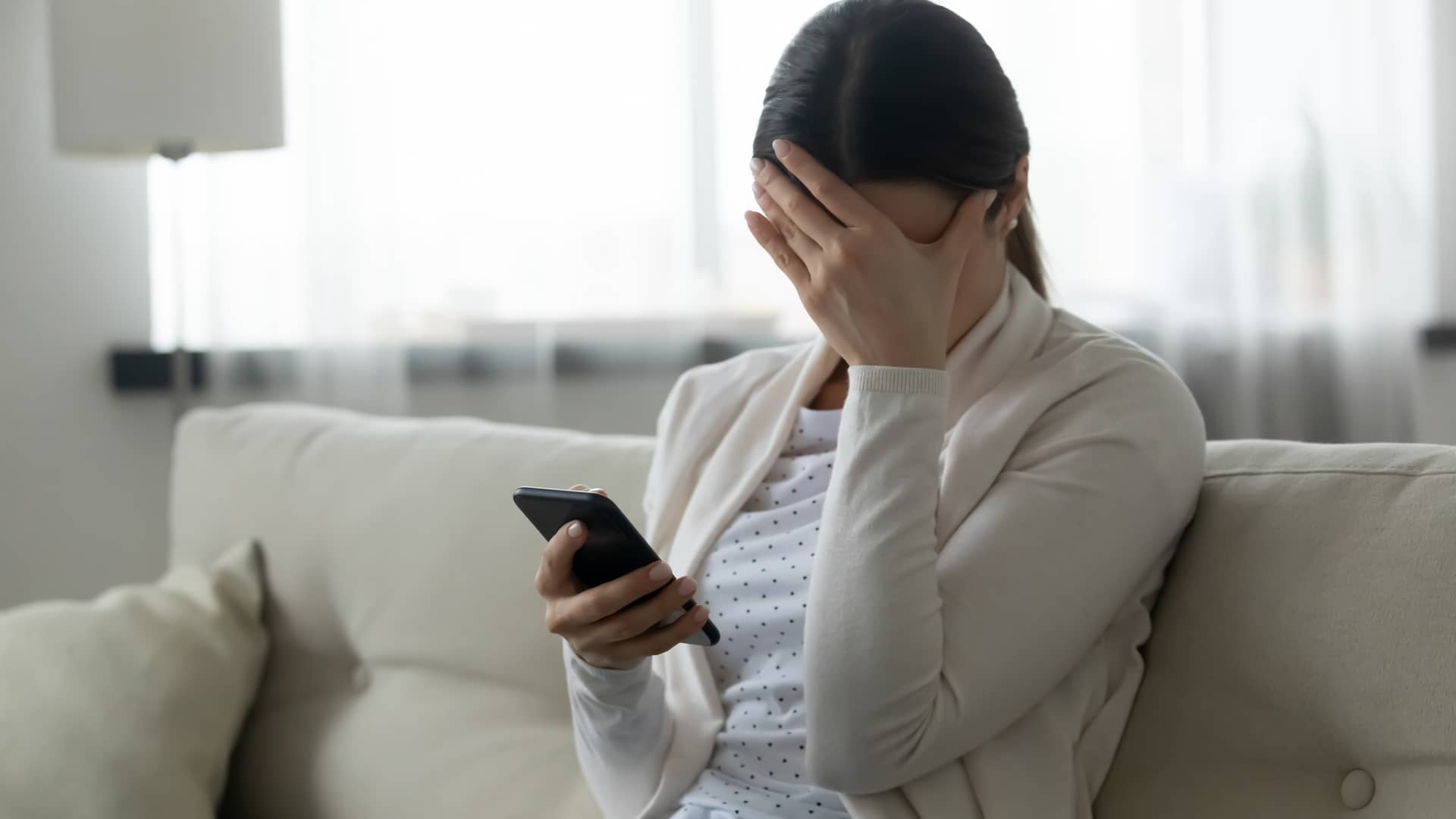 Victima de estafa de criptomonedas viendo en su smartphone la noticia