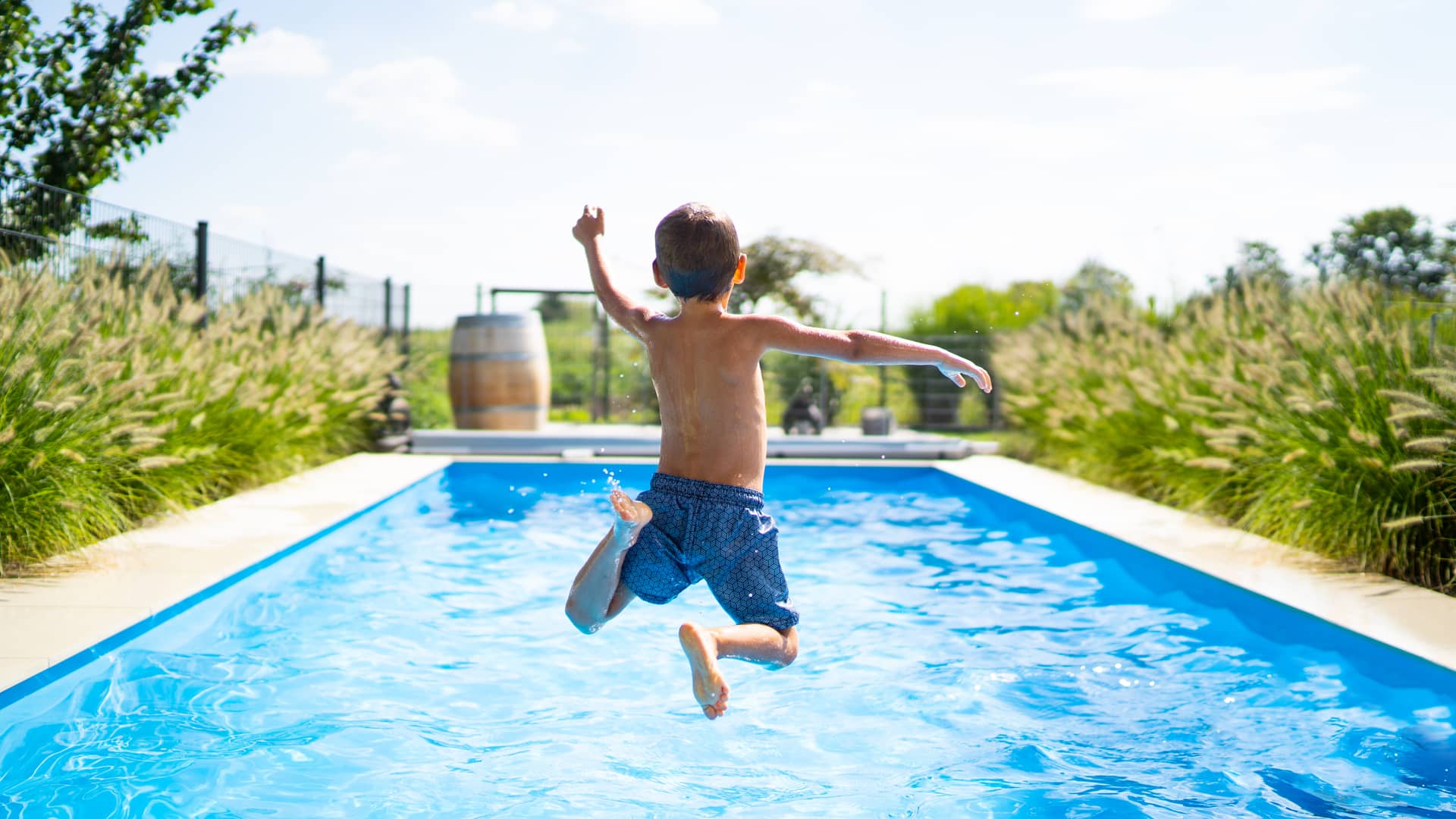 Niño tirandose a la piscina representa liquidity pools