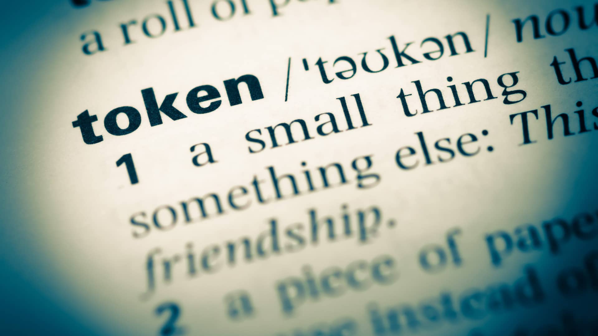 fotografia de la entrada del diccionario ingles de la palabra token que representa las criptomonedas spell token