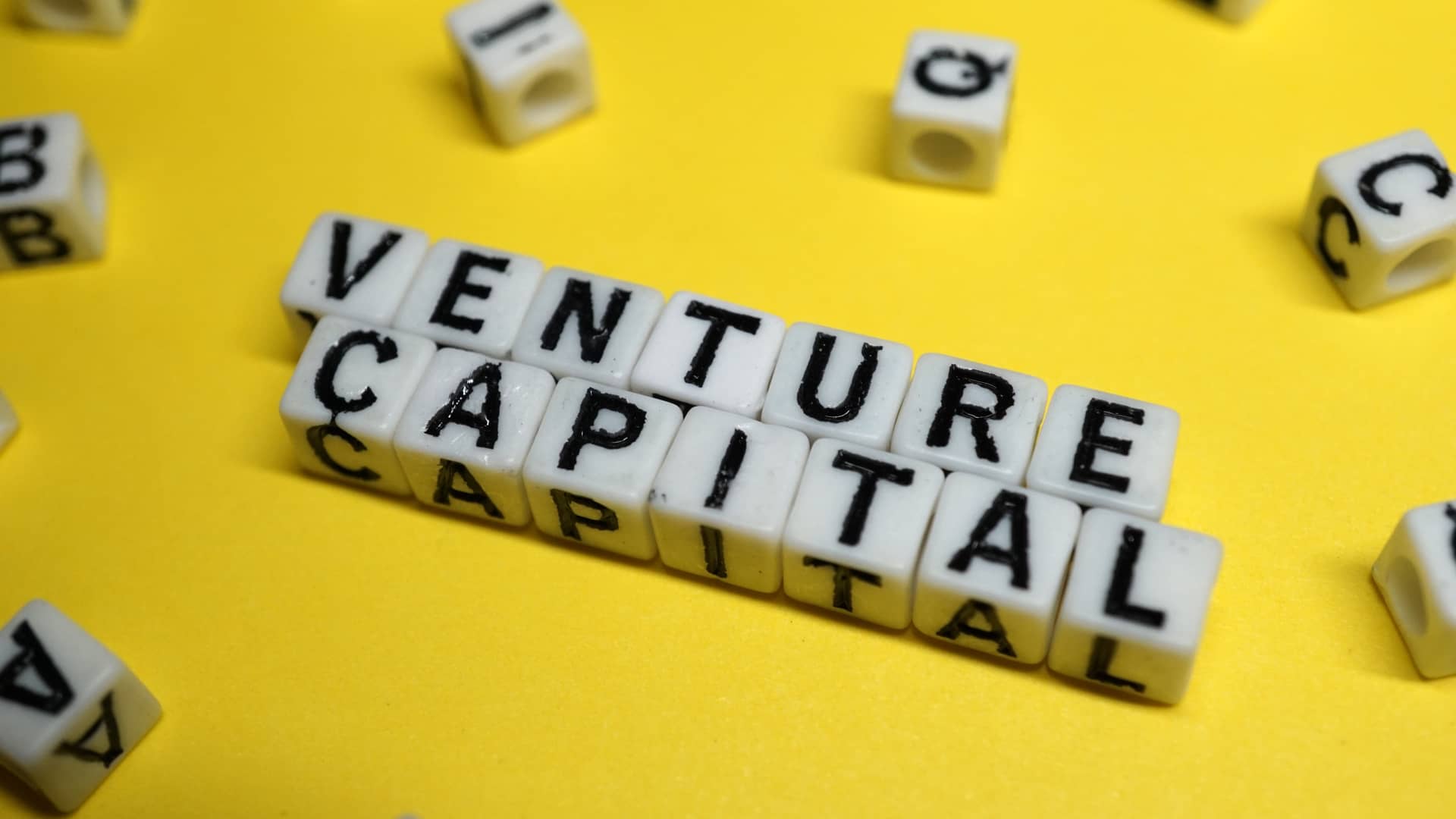 Cuentas de pulsera con letras, en las cuentas centrales se pueden leer las palabras Venture Capital