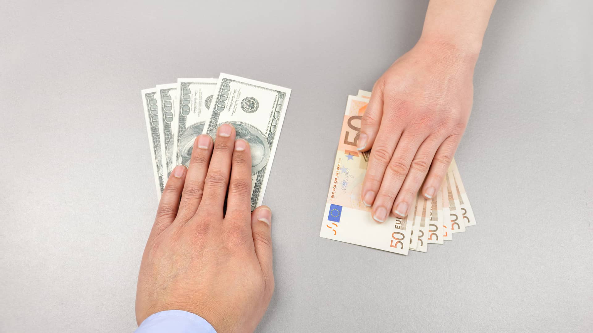 Personas permutando dolares por euros para pagar alquiler de vivienda vacacional
