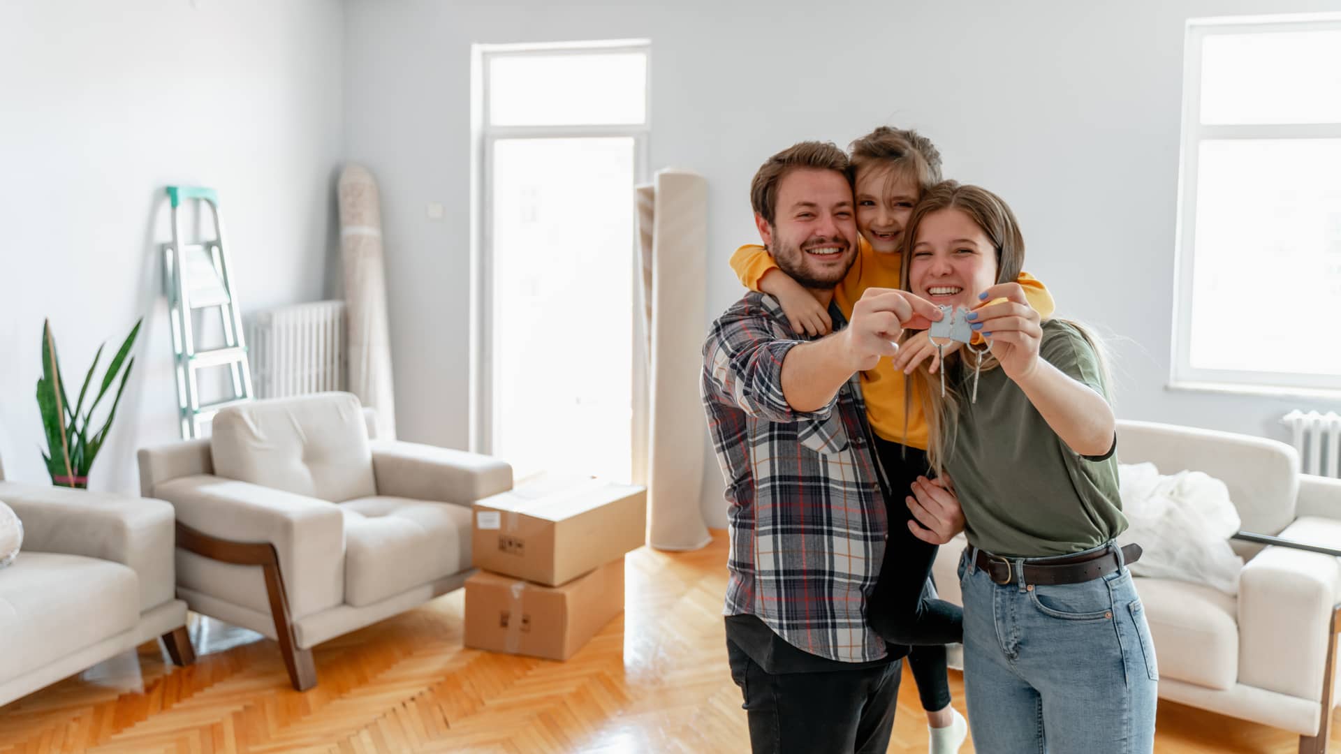 Familia mudandose a vivienda de segunda mano