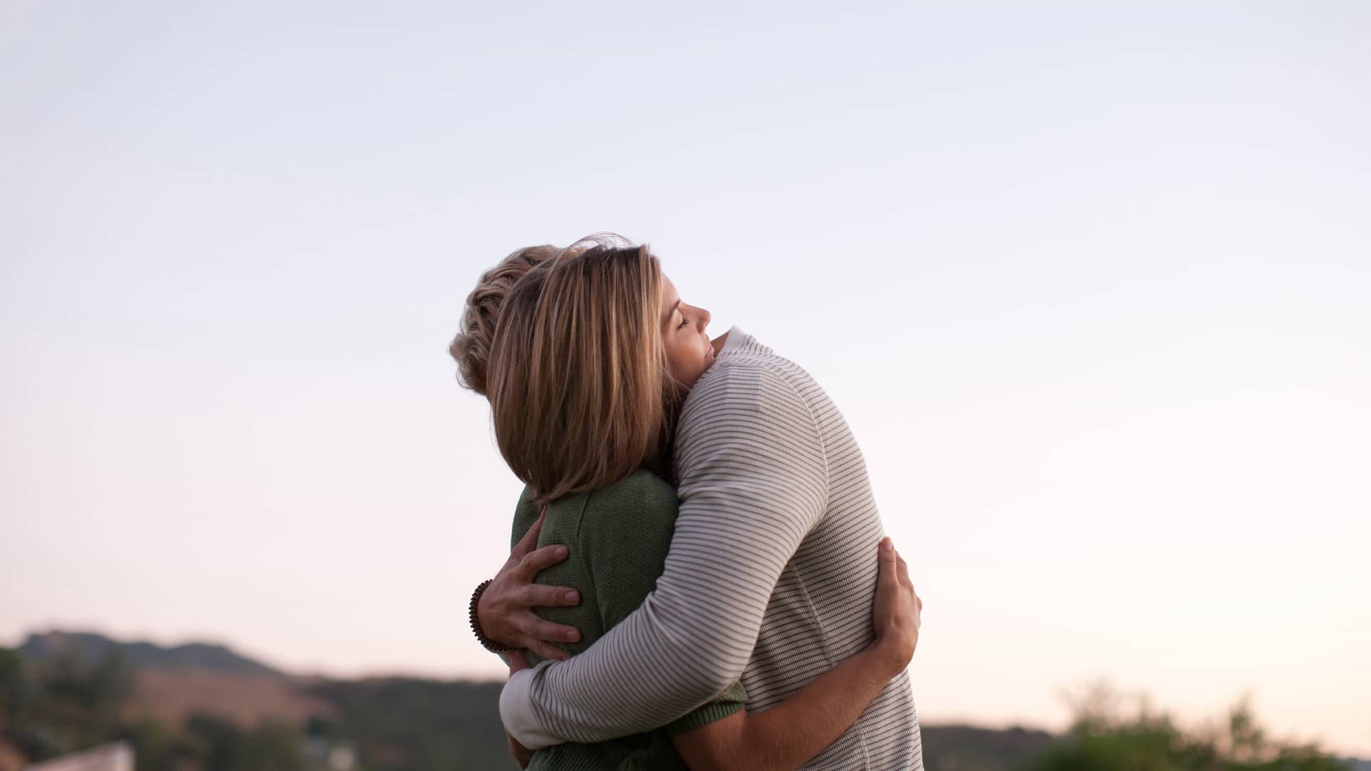 Pareja abrazándose simboliza cuentas para parejas