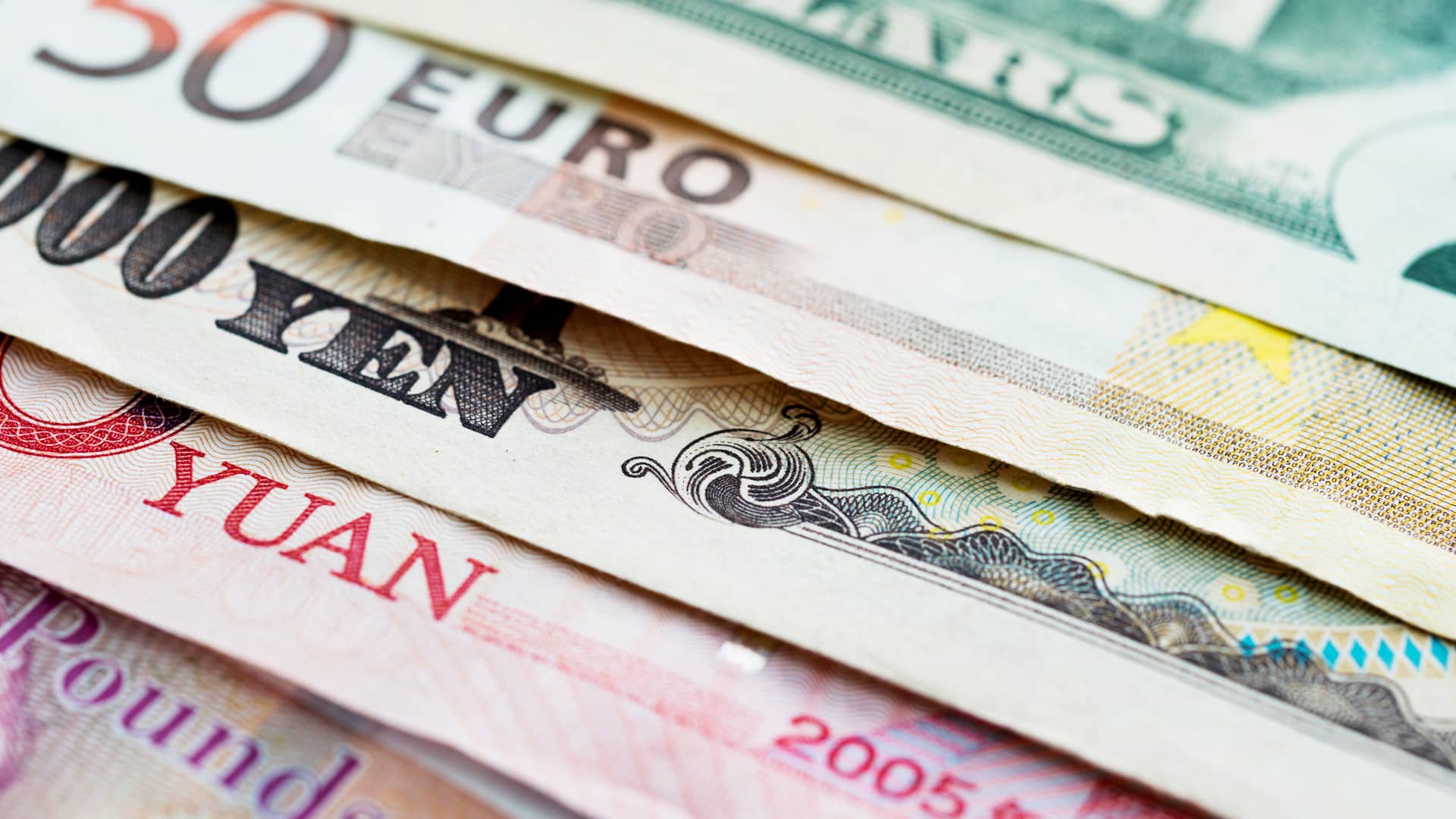Diferentes billetes simbolizan depósitos divisas