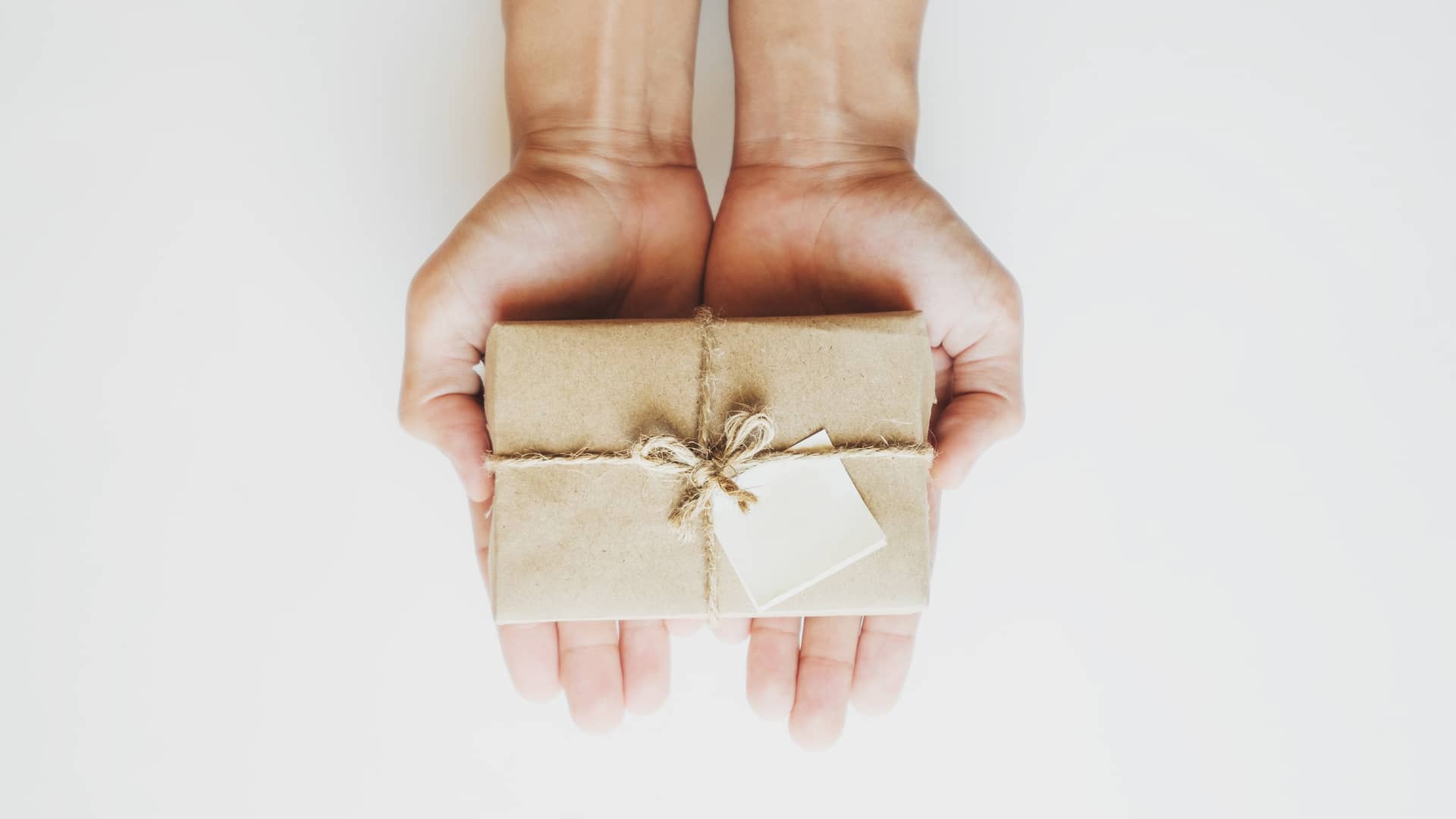 Persona recibiendo regalos simboliza depósitos regalos