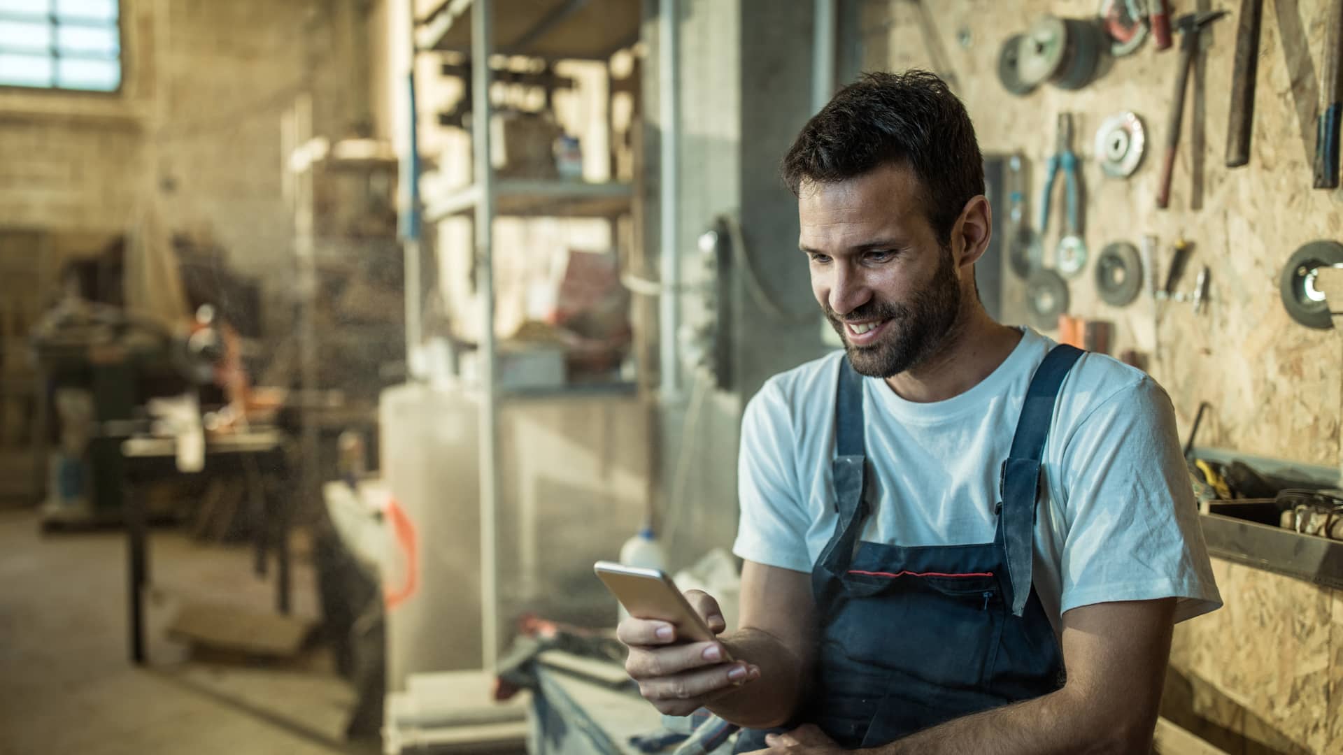 Hombre usando su smartphone para ver sus cuentas de bankia online