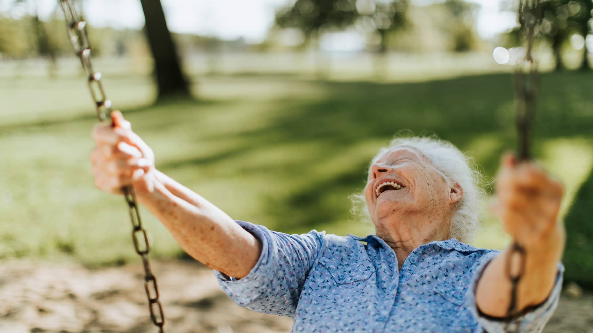 Mujer jubilada disfrutando del plan de pensiones de bankia