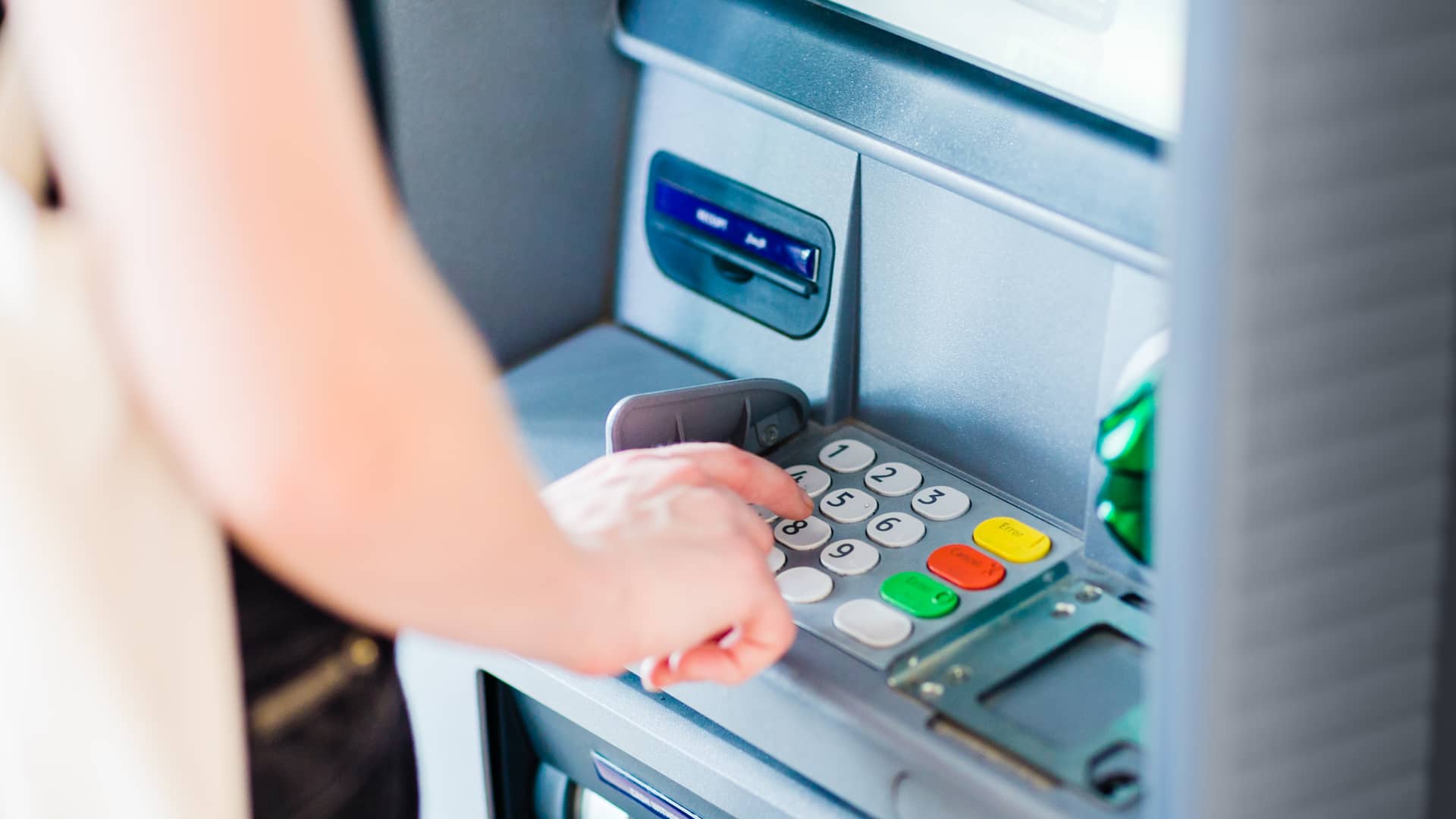 Mujer sacando dinero de cajero bankia sín tarjeta