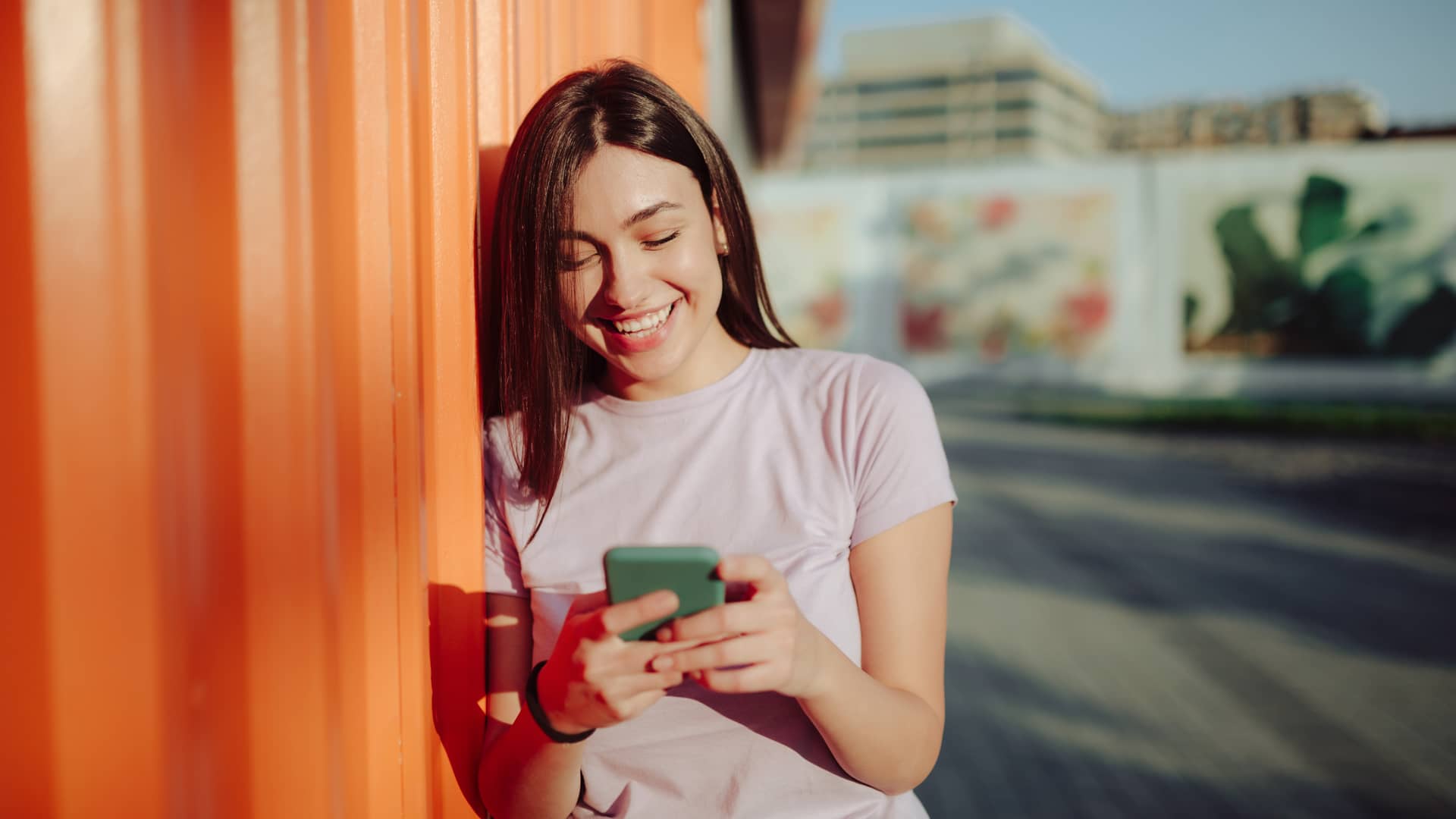 Jovencita usando su smartphone para ver la app de bankinter