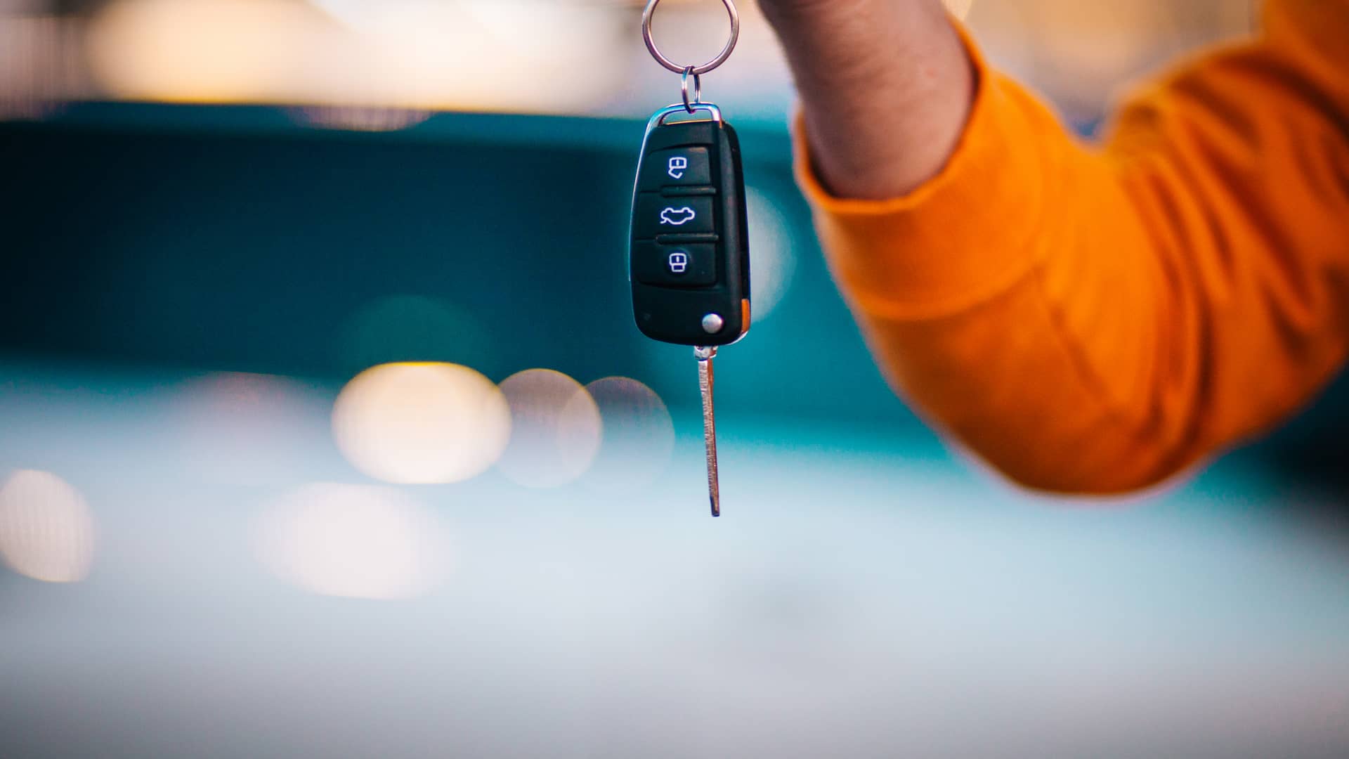 Persona recogiendo llaves de su vehiculo de leasing bankinter