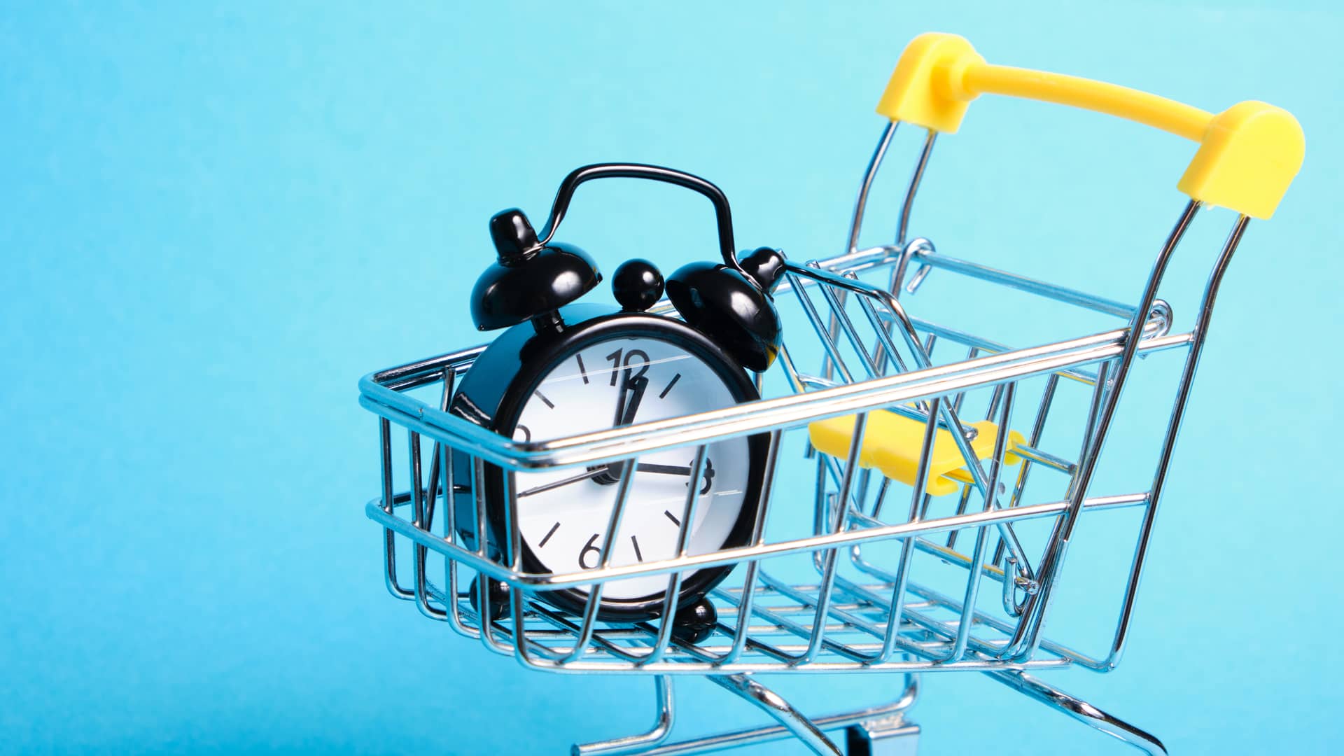 Carrito de la compra con reloj contando las horas hasta hasta las ofertas de Black Friday de CaixaBank