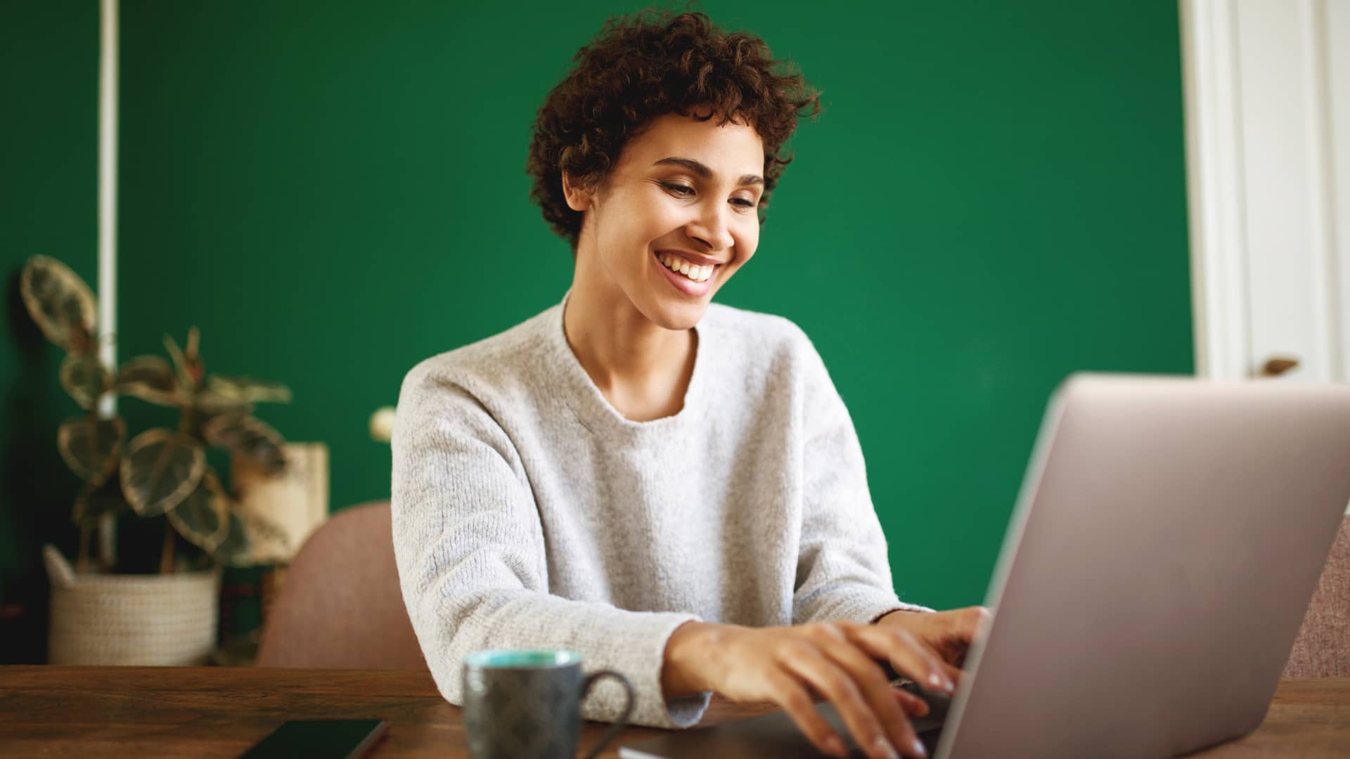 Mujer viendo cuentas de cajasiete online con su laptop