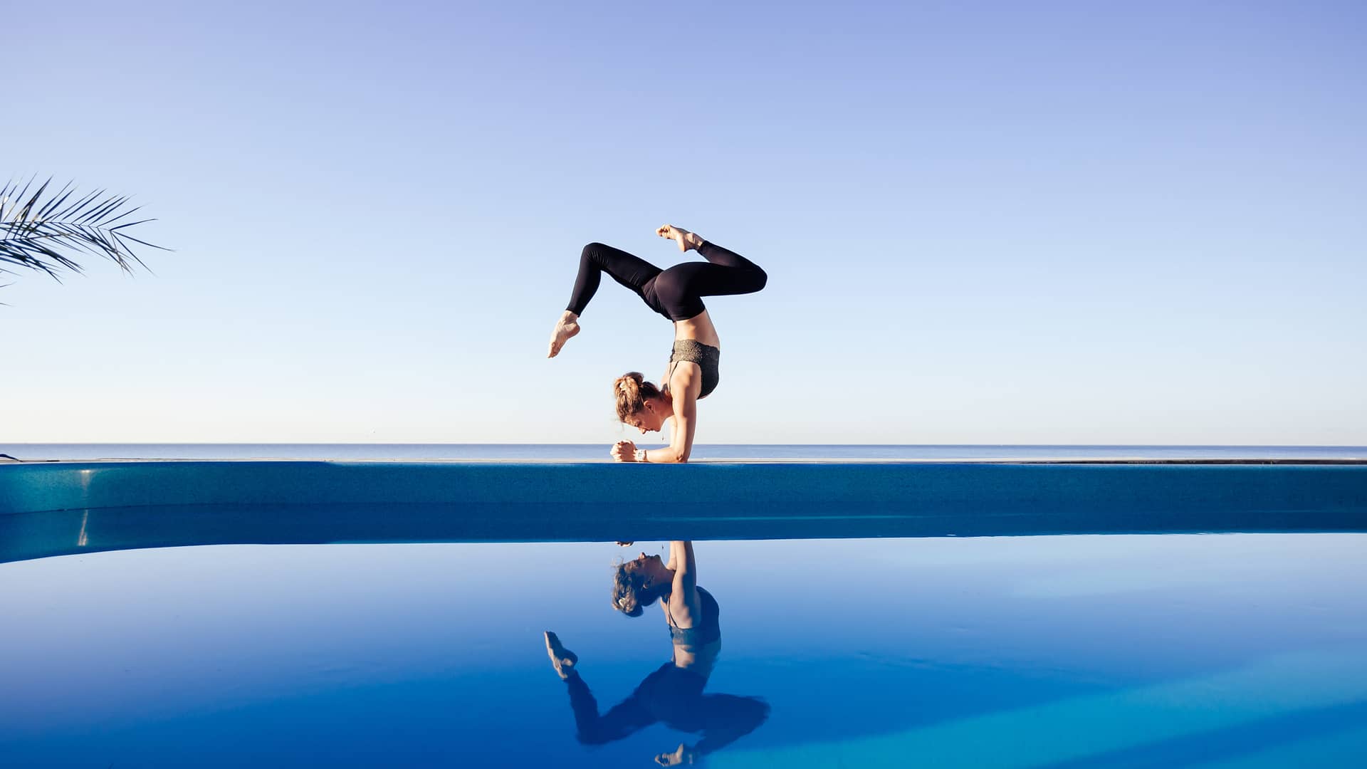 Persona relajandose practicando yoga tras eliminar cuenta en coinbase