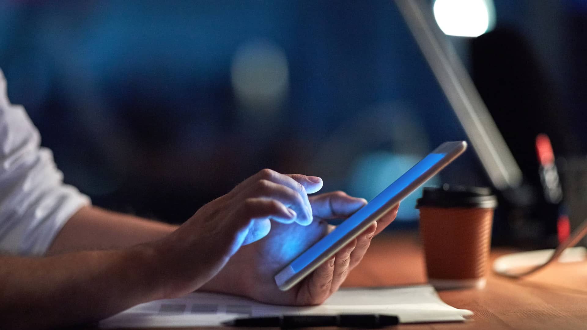 Hombre descargando app de evo banco en su tablet