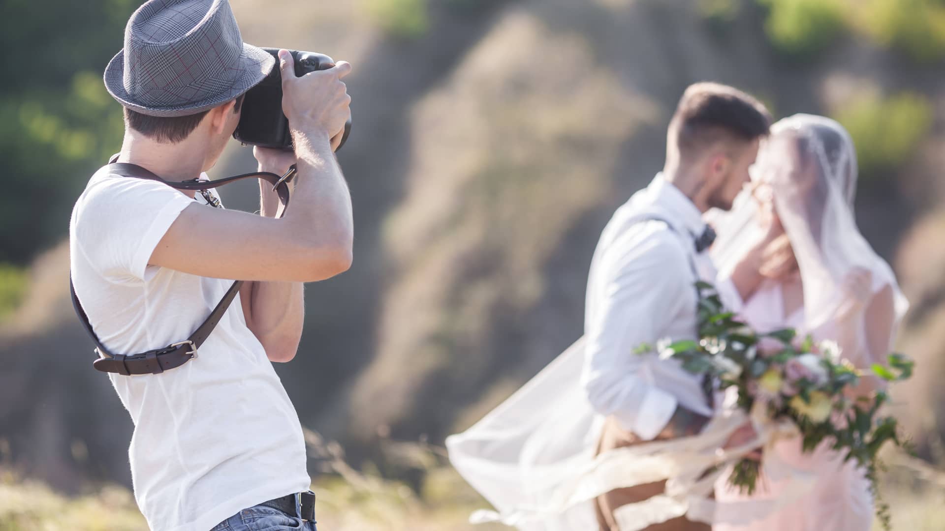 Fotógrafo autónomo realizando book a pareja de recien casados