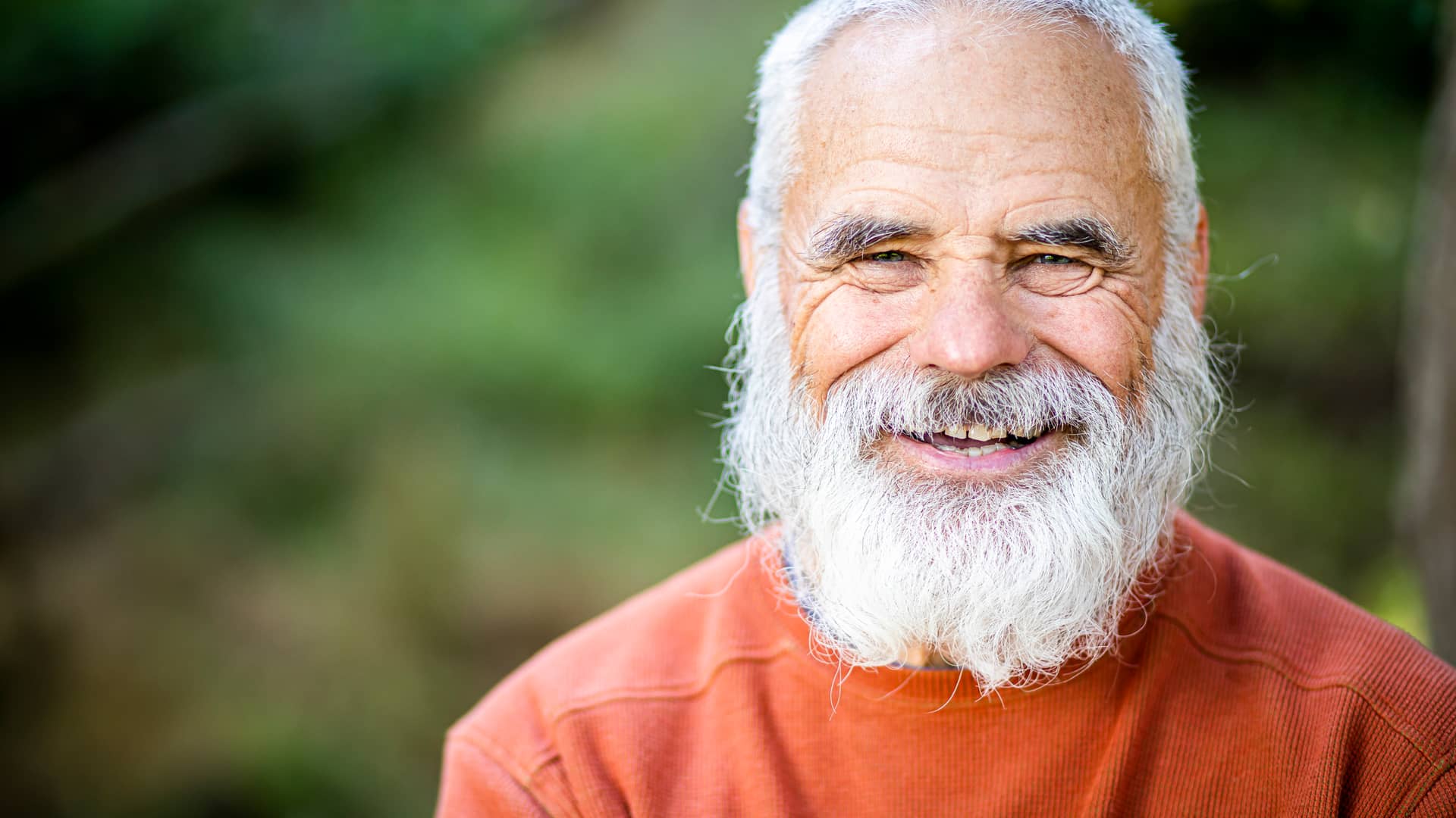 Retrato de un hombre mayor feliz disfrutando de su plan de pensiones de ing