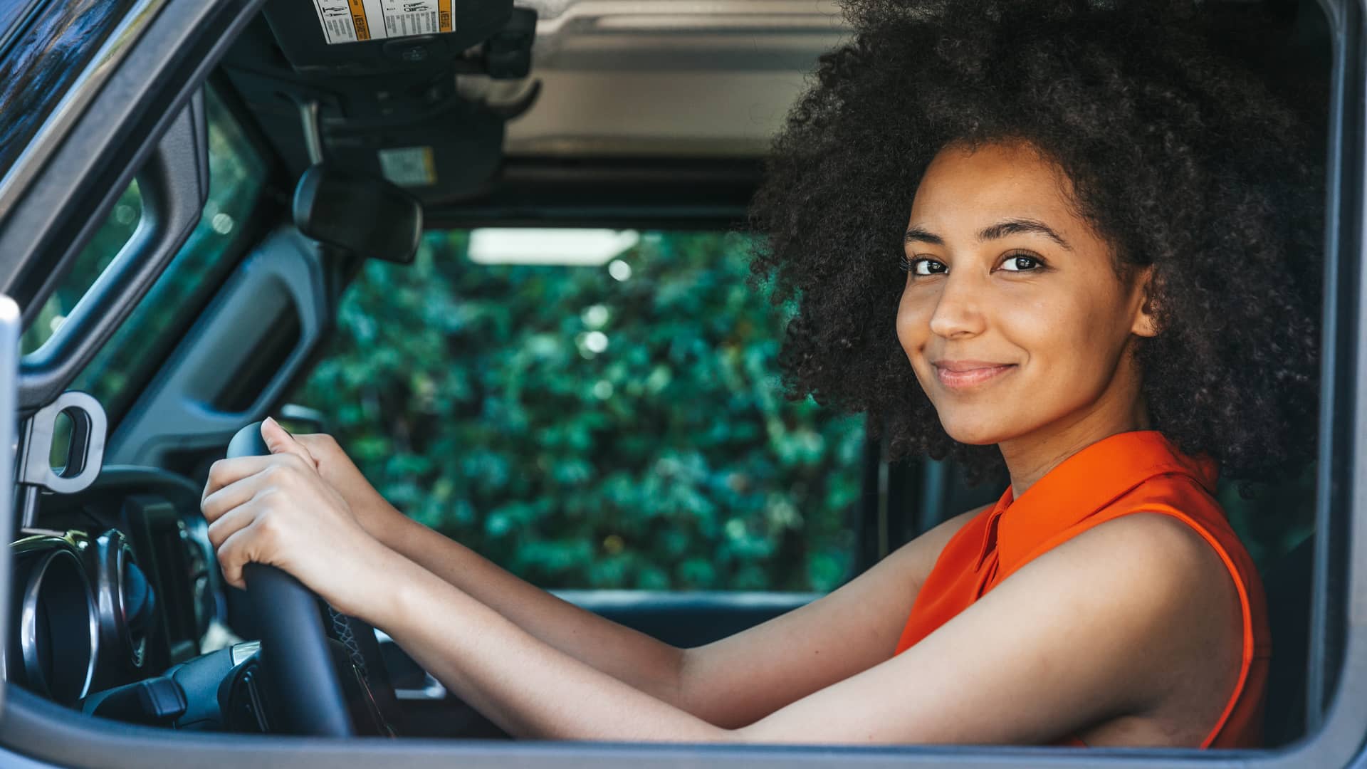 Mujer conduciendo su coche representa seguros ing