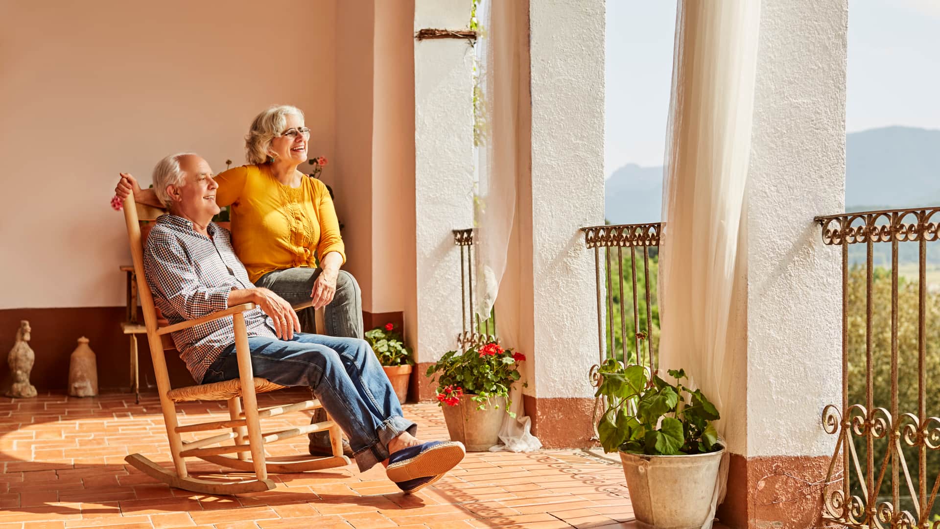 Pareja de jubilados difrutando de vacaciones en casa rural gracias a sus planes de pensiones