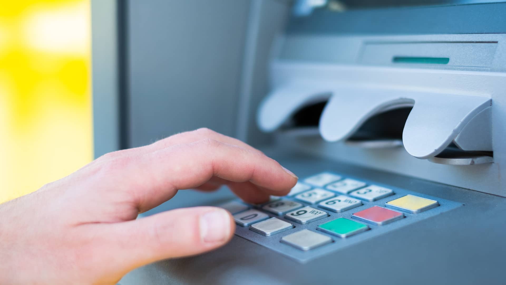 Persona sacando dinero de cajero liberbank sín tarjeta