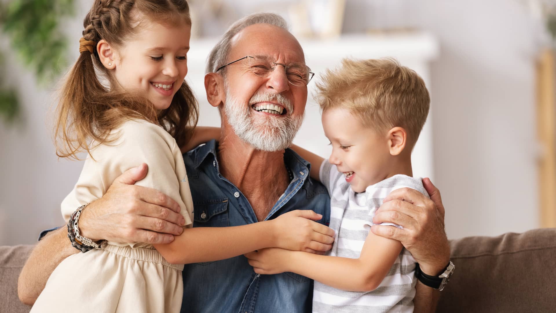 Jubilado disfrutando de su plan de pensiones con sus nietos gracias a mediolanum
