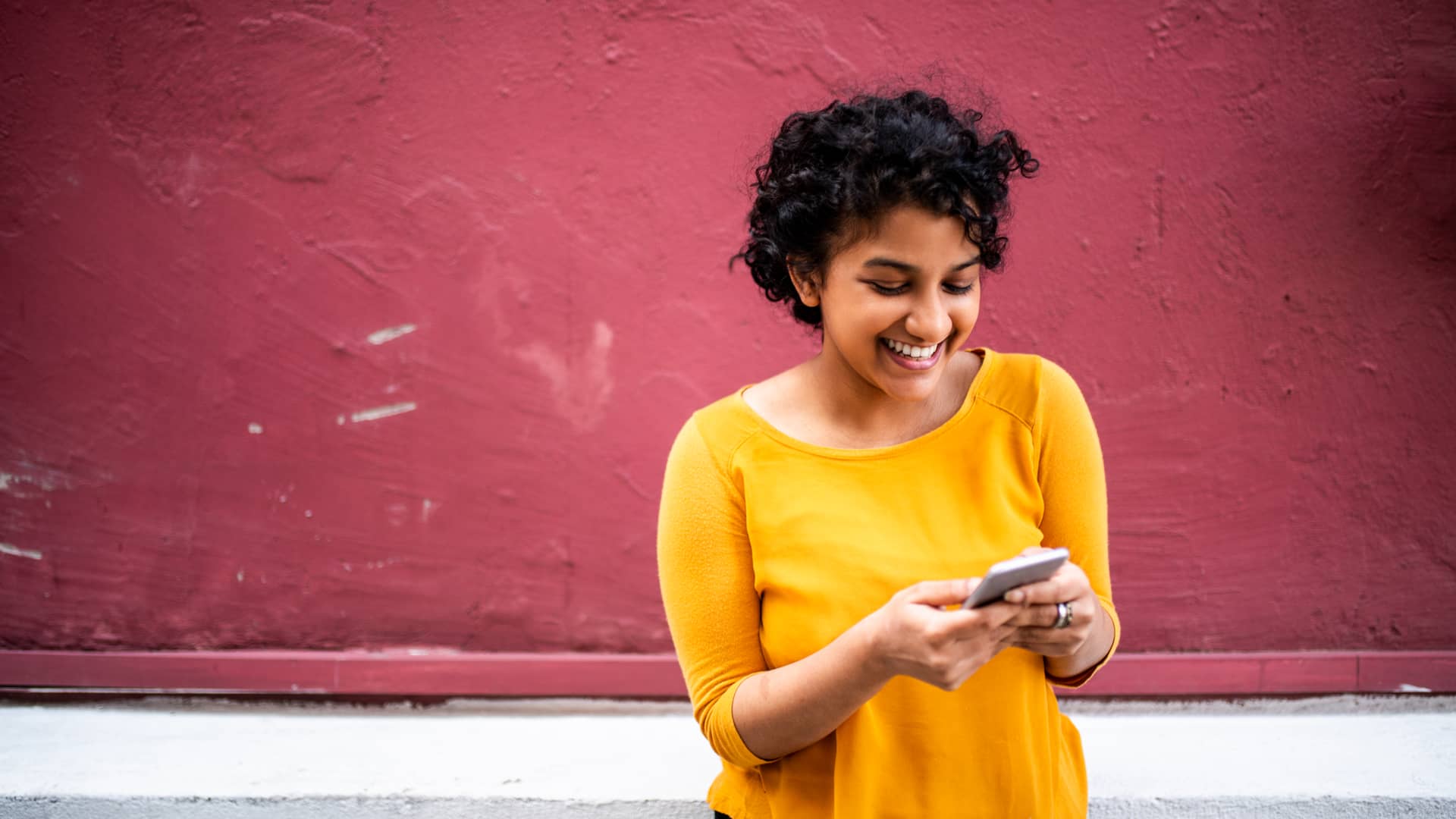 Mujer viendo su cuenta de pibank online con su smartphone