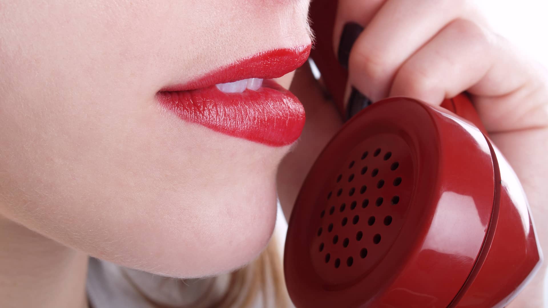 Teleoperadora de atención al cliente banco santander atendiendo llamada
