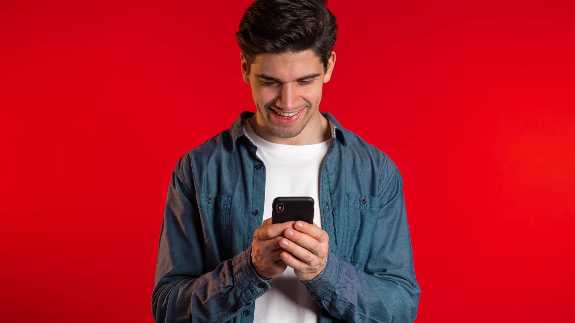 Joven alegre viendo su cuenta openbank online con su smartphone
