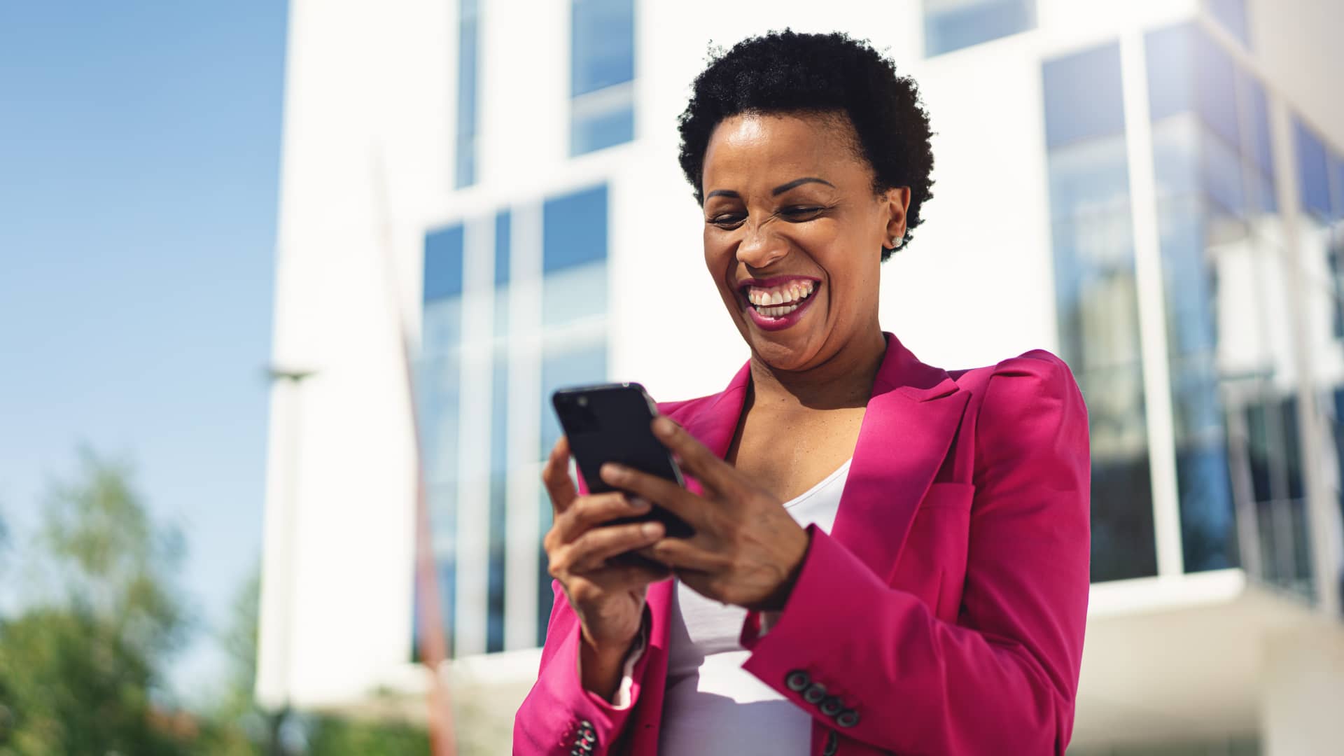 Mujer sonriente viendo en su smartphone sus cuentas