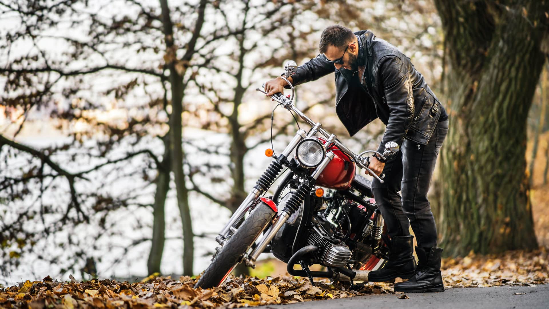 Hombre estrenando moto gracias a los dividendos de su inversión