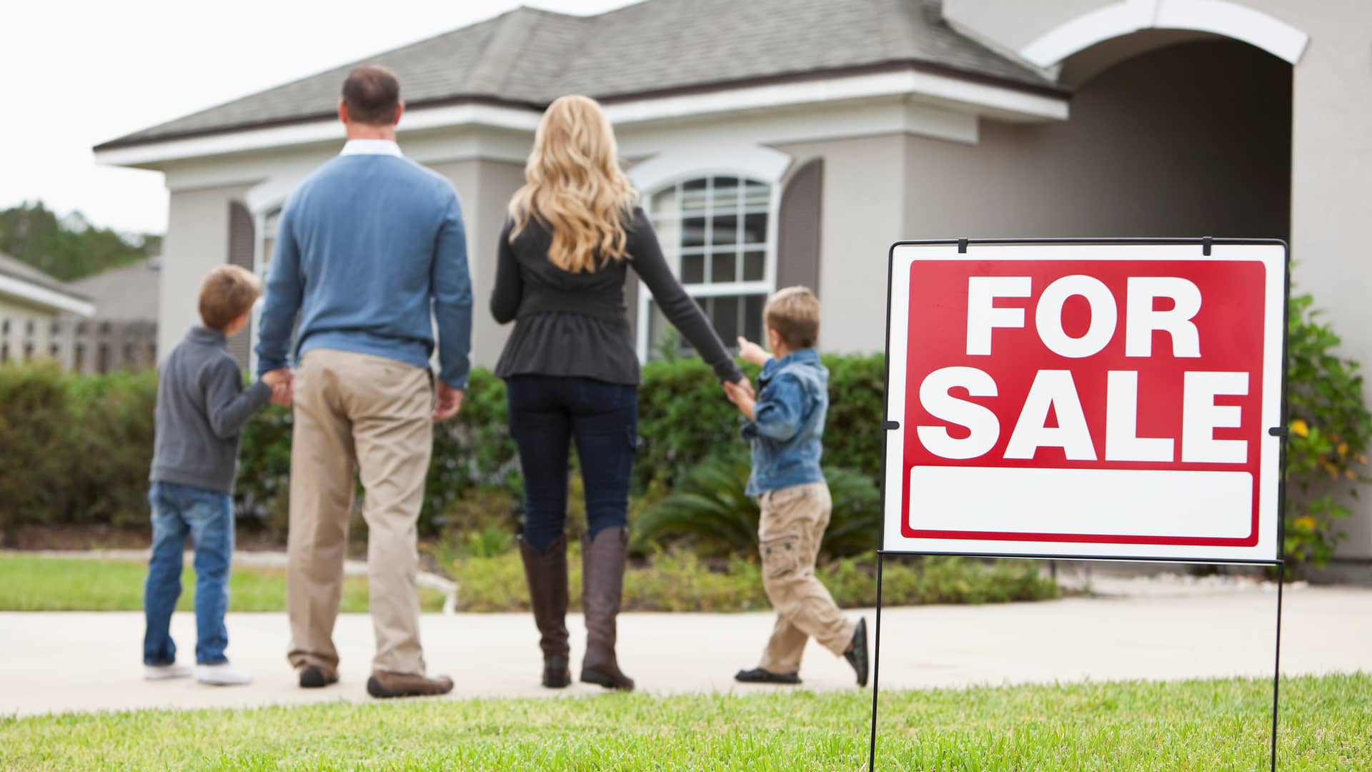 Familia visitando casa en venta simboliza fondos inversión vender
