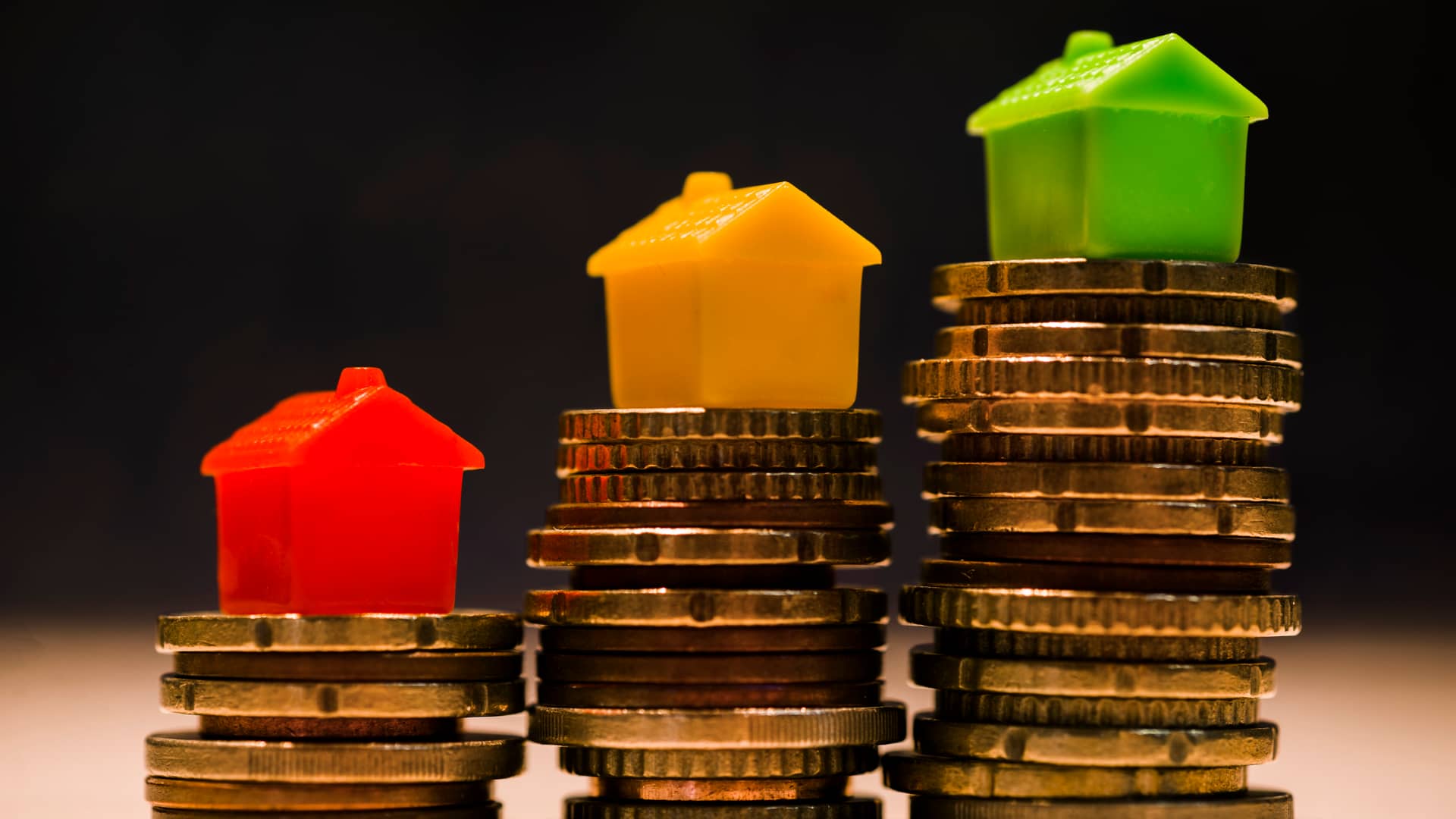 Casitas del monopoli sobre torrres de metálico símbolizan el cálculo de intereses de las hipotecas