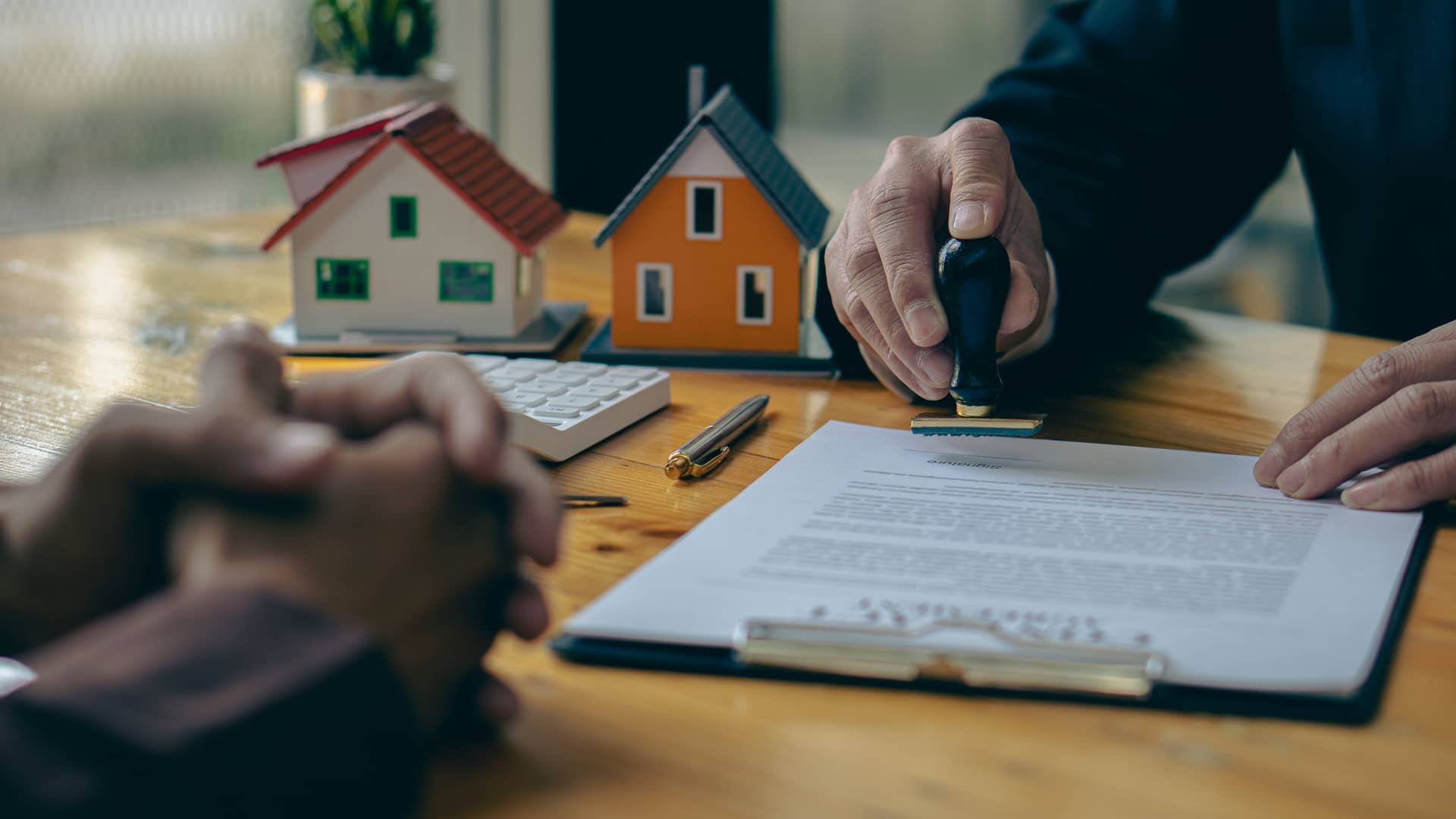 Notario sellando un contrato de hipoteca tras revisar el certificado de deuda pendiente de hipoteca