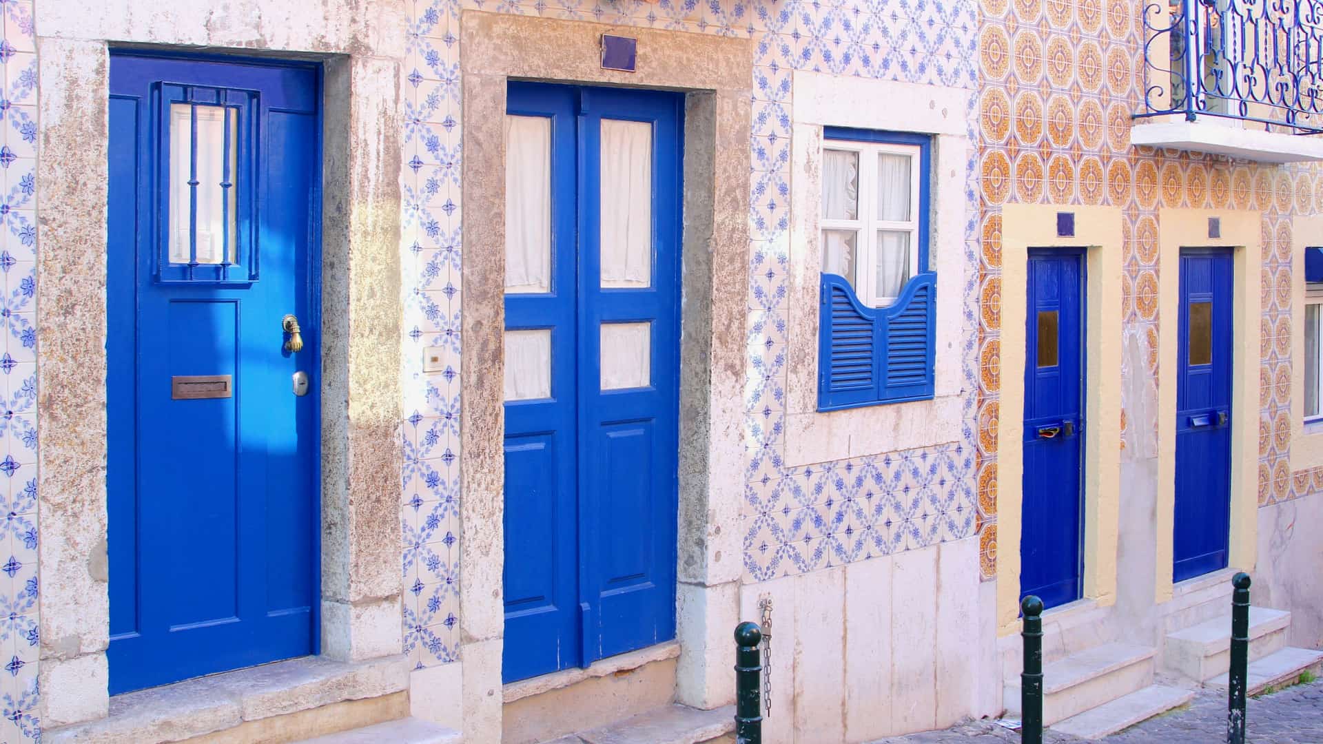 Fachada con detalles azules de una casa con clausula suelo con sabadell