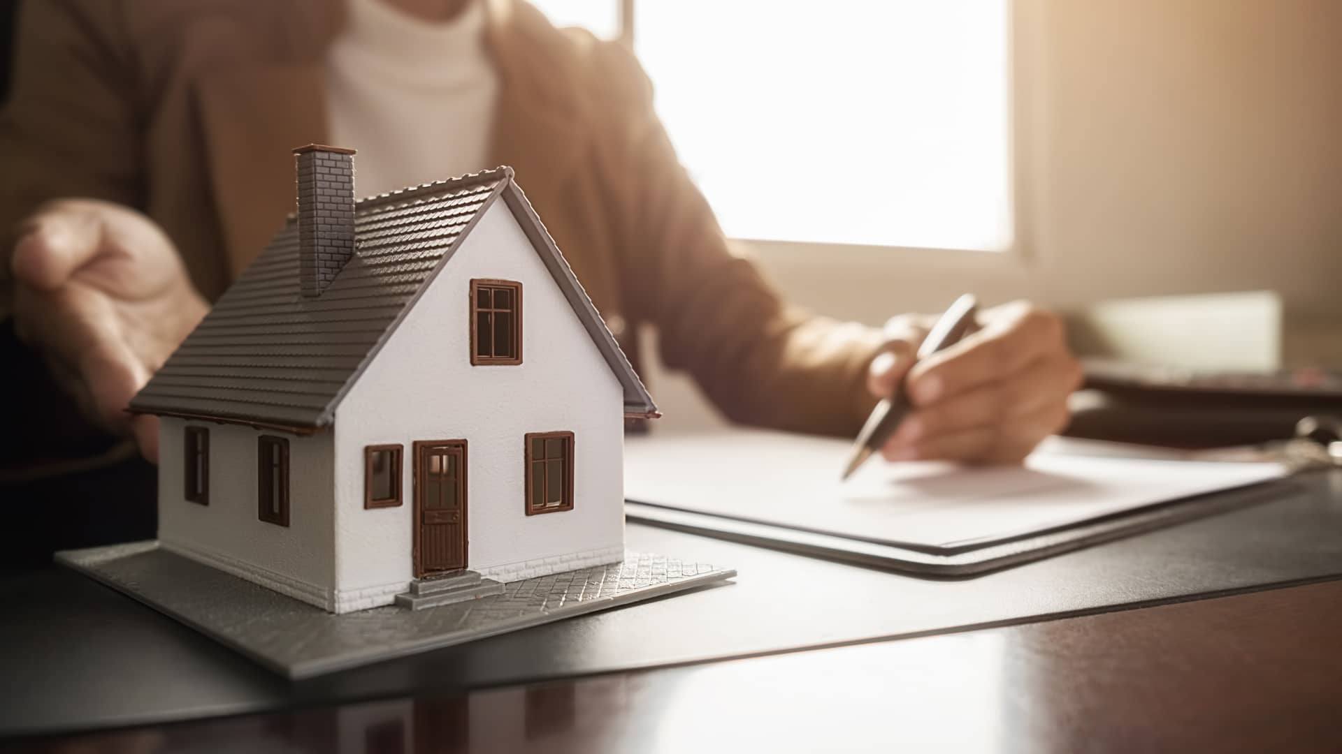 Persona muestra una maqueta de la futura casa que va a conseguir con su hipoteca que ha conseguido por no rebasar la edad máxima para solicitarla