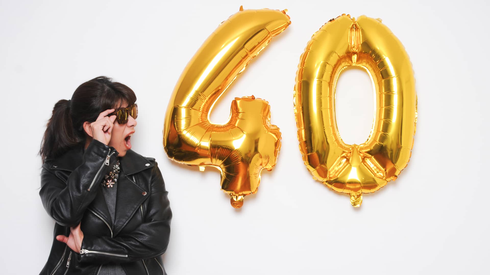 Mujer celebrando su 40 cumpleaños simboliza hipoteca 40 años