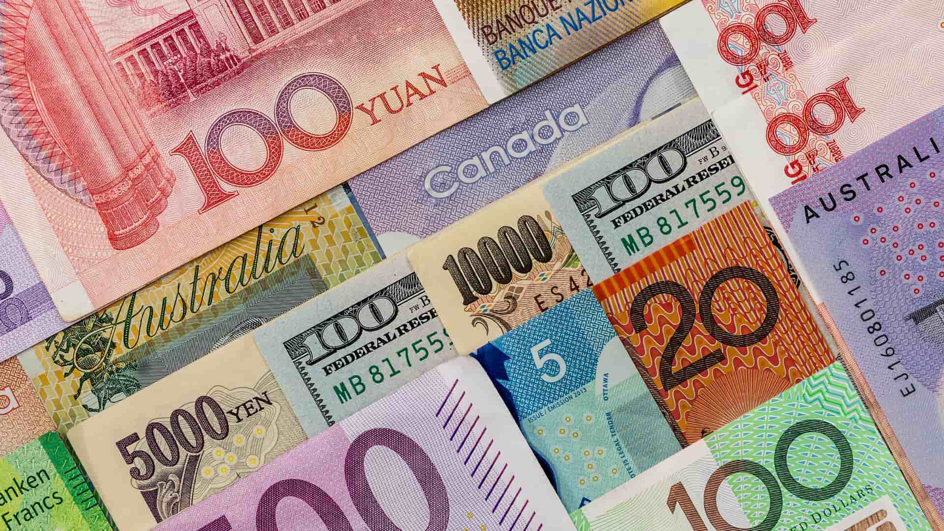 Billetes de diferentes países simboliza hipoteca multidivisa