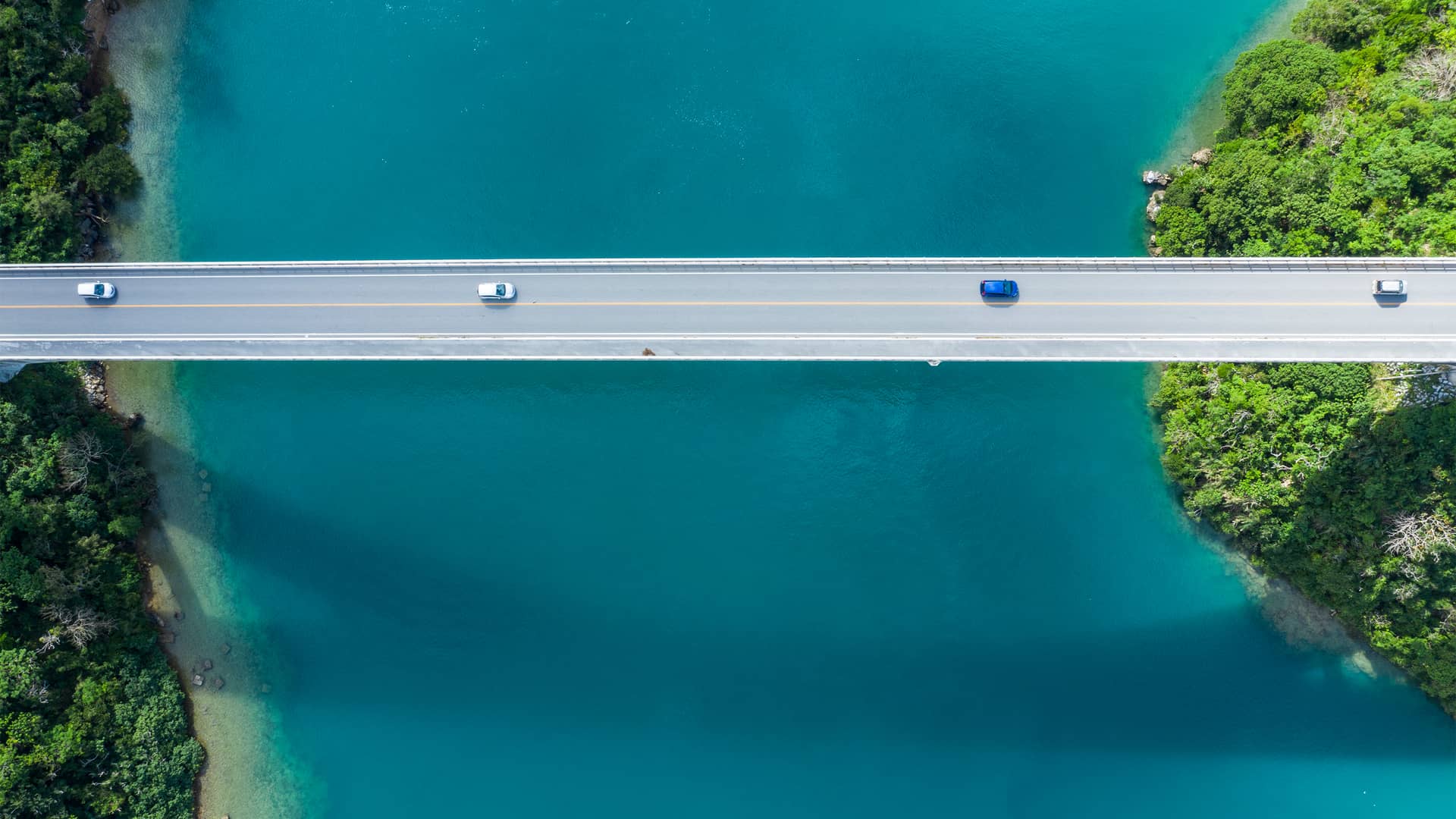 Fotografía aérea de el mar y el puente simboliza hipoteca puente