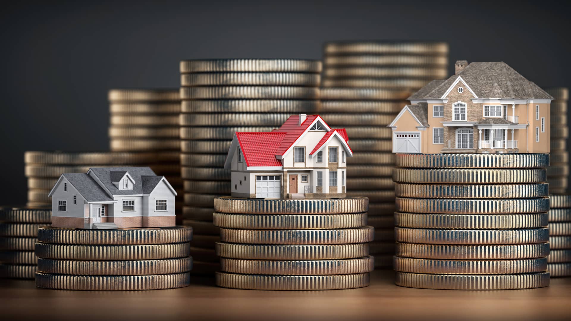 Pequeñas casas sobre torrres de dinero en metálico representan el importe mínimo a solicitar para conseguir una hipoteca