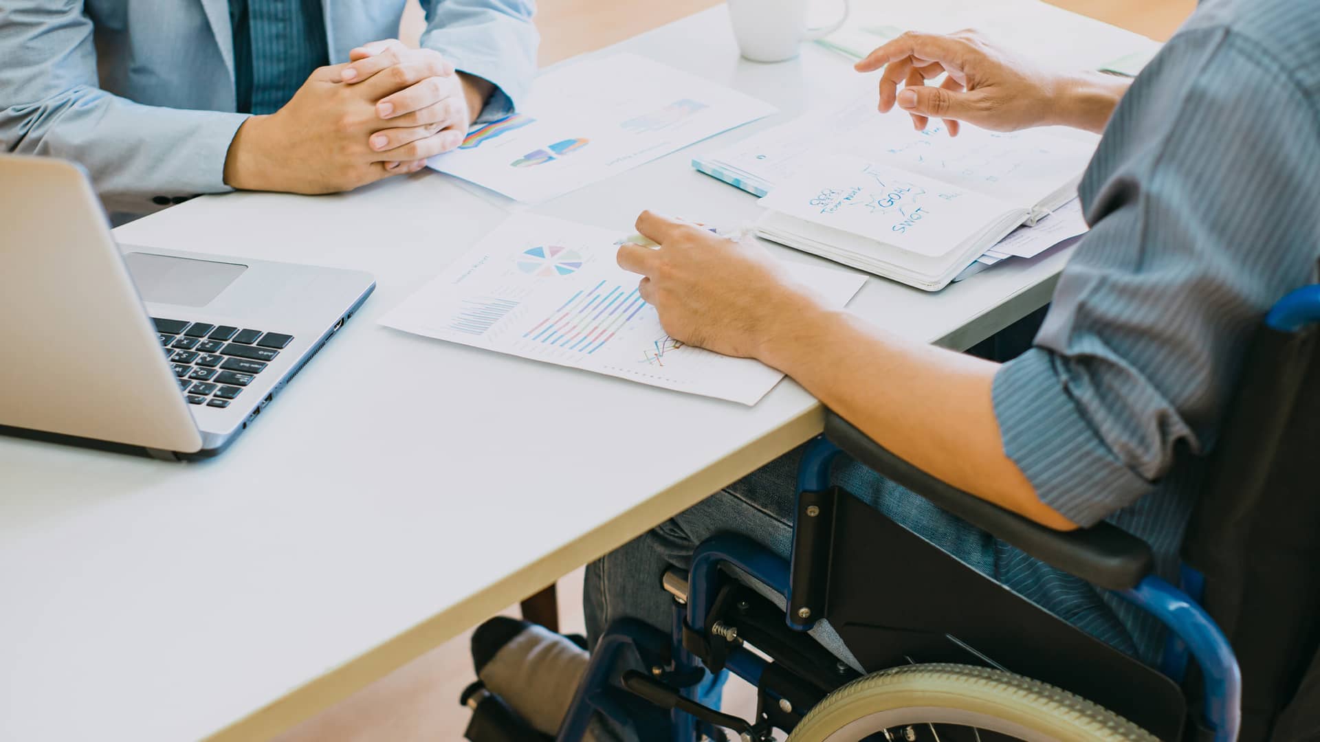 Abogado informando a su cliente sobre los planes de pensiones para discapacitados