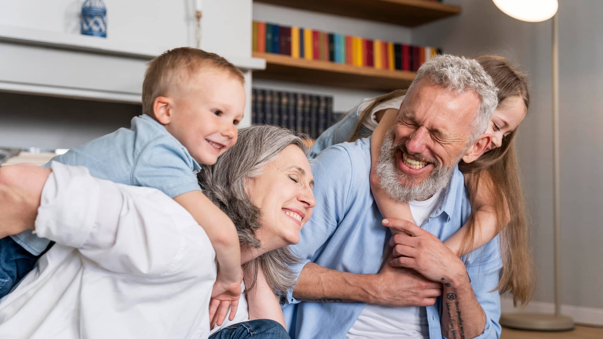 Matrimonio disfruta de su jubilación jugando con sus nietos gracias a su plan de pensiones garantizado