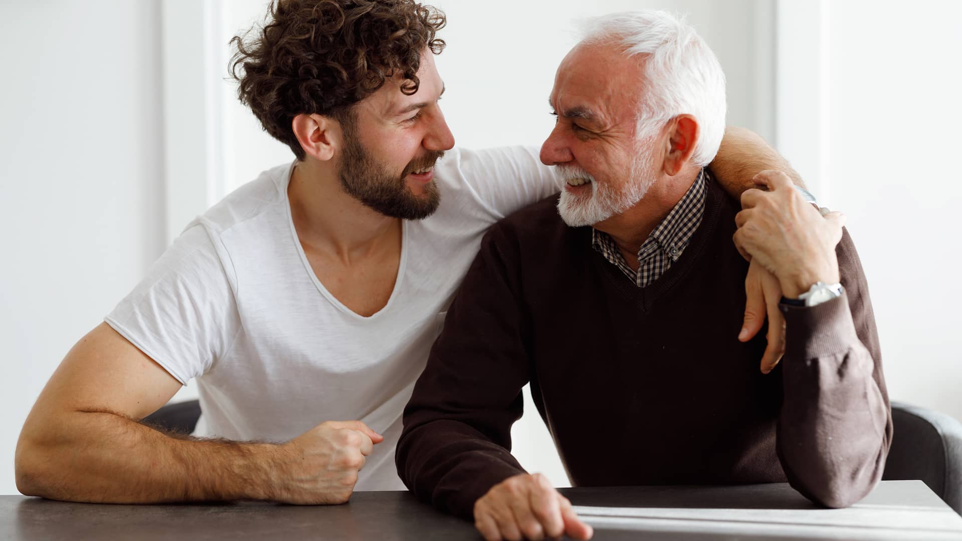 Padre e hijo simbolizan planes de pensiones de herencia