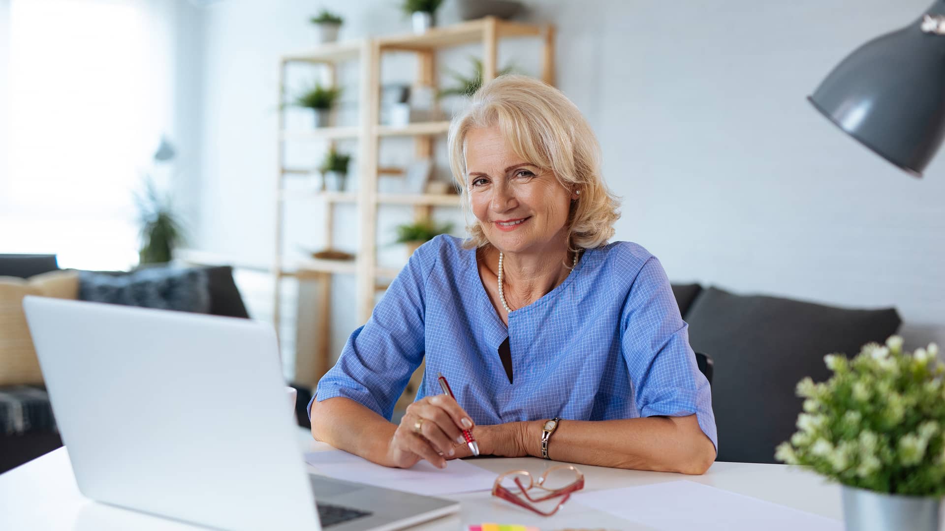 Mujer estudiando las mejores pensiones en su portátil