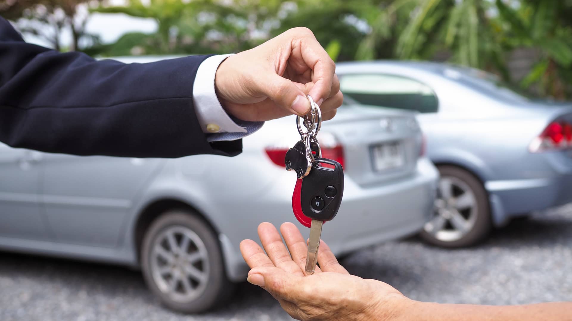 Entrega de las llaves de un coche de segunda mano que el cliente ha podido financiar con un prestamo