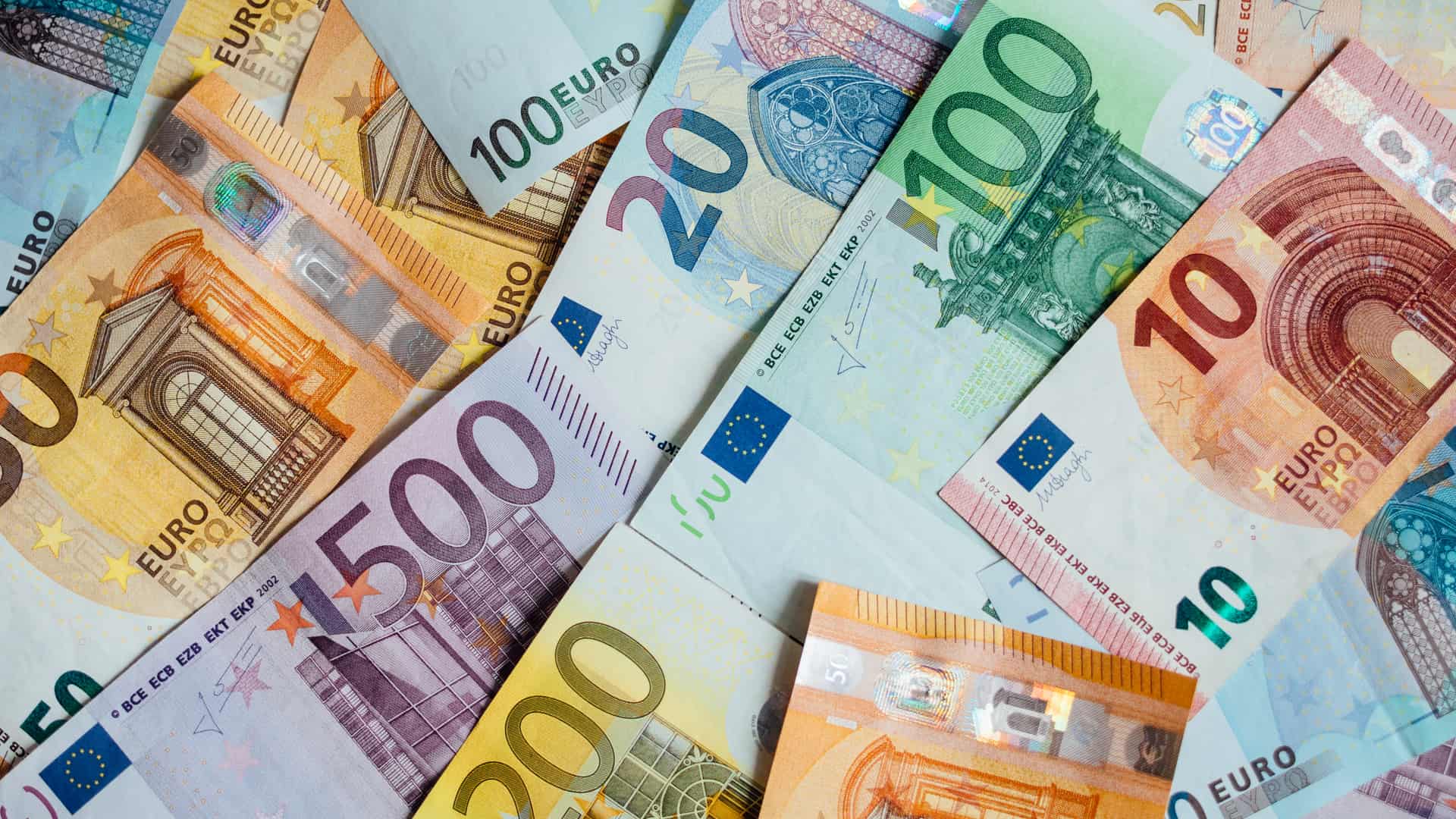Mesa con billetes que simula el prestamo de 25000 euros