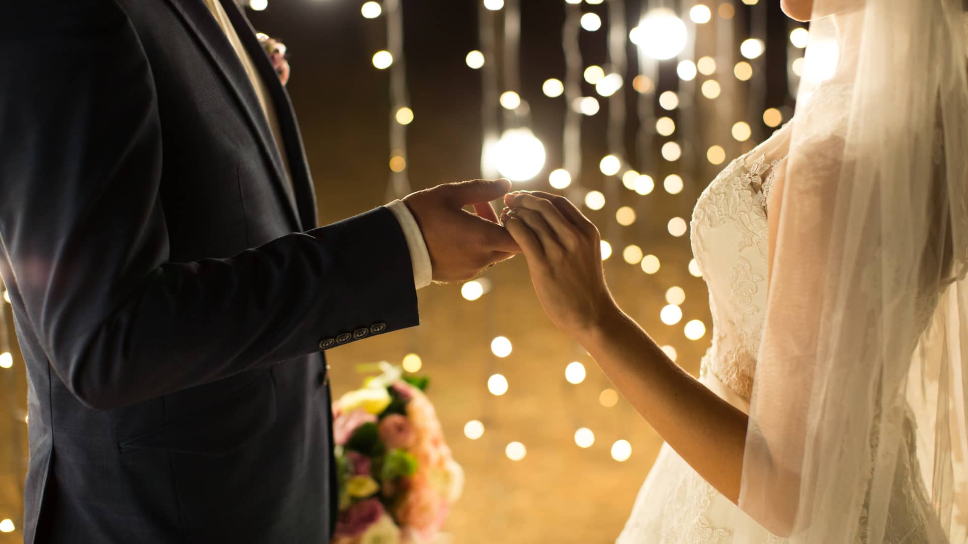 Una pareja enamorada que ha podido celebrar su boda por un prestamo