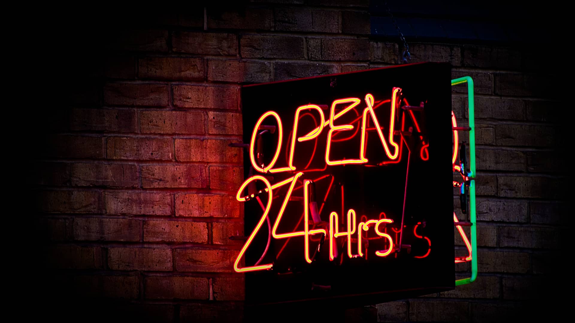 Cartel luminoso en el que pone abierto 24 horas simboliza préstamo rápido 24 horas