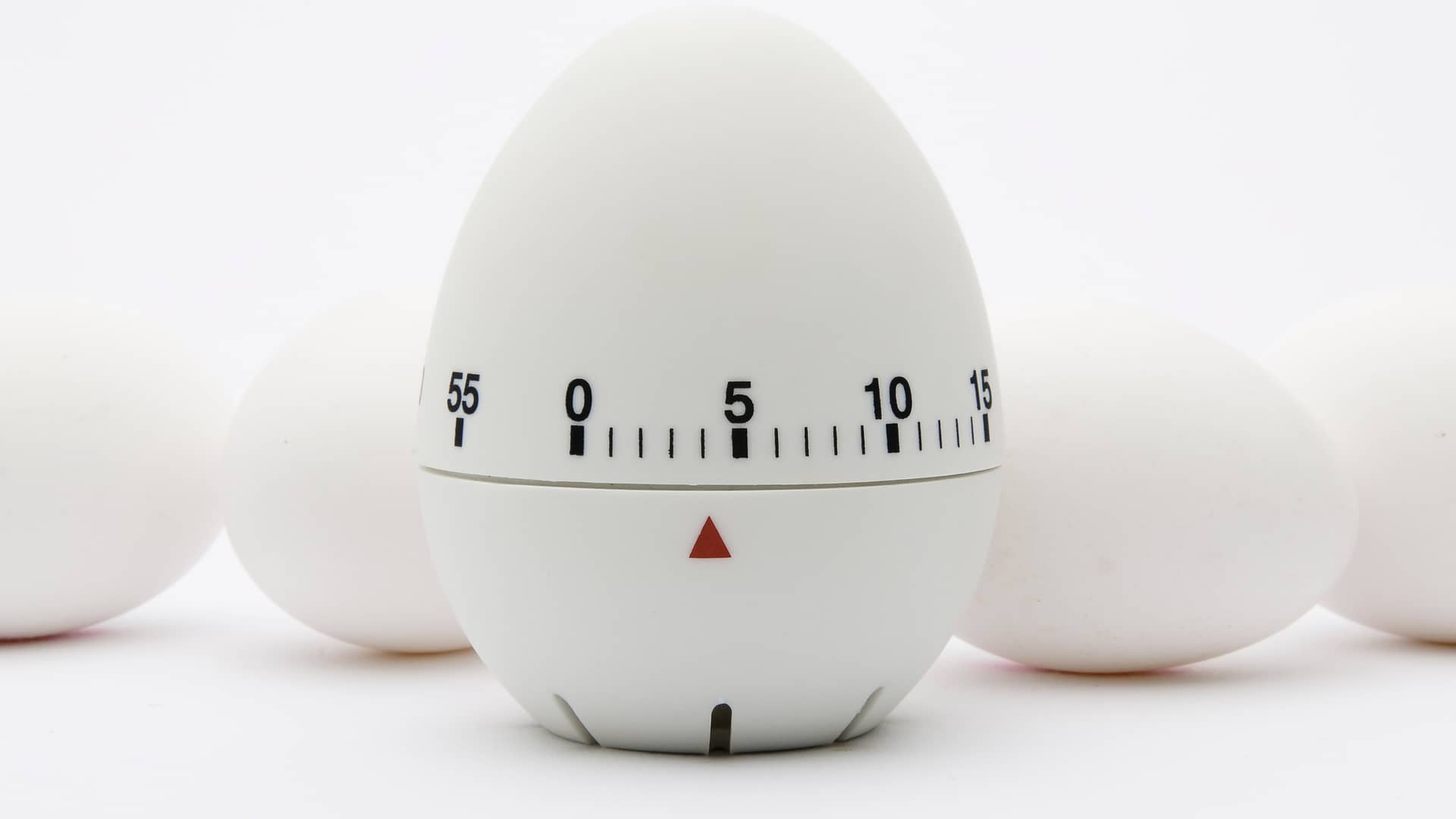 Reloj de cocina con temporizador de 5 minutos simboliza préstamo rápido en 5 minutos